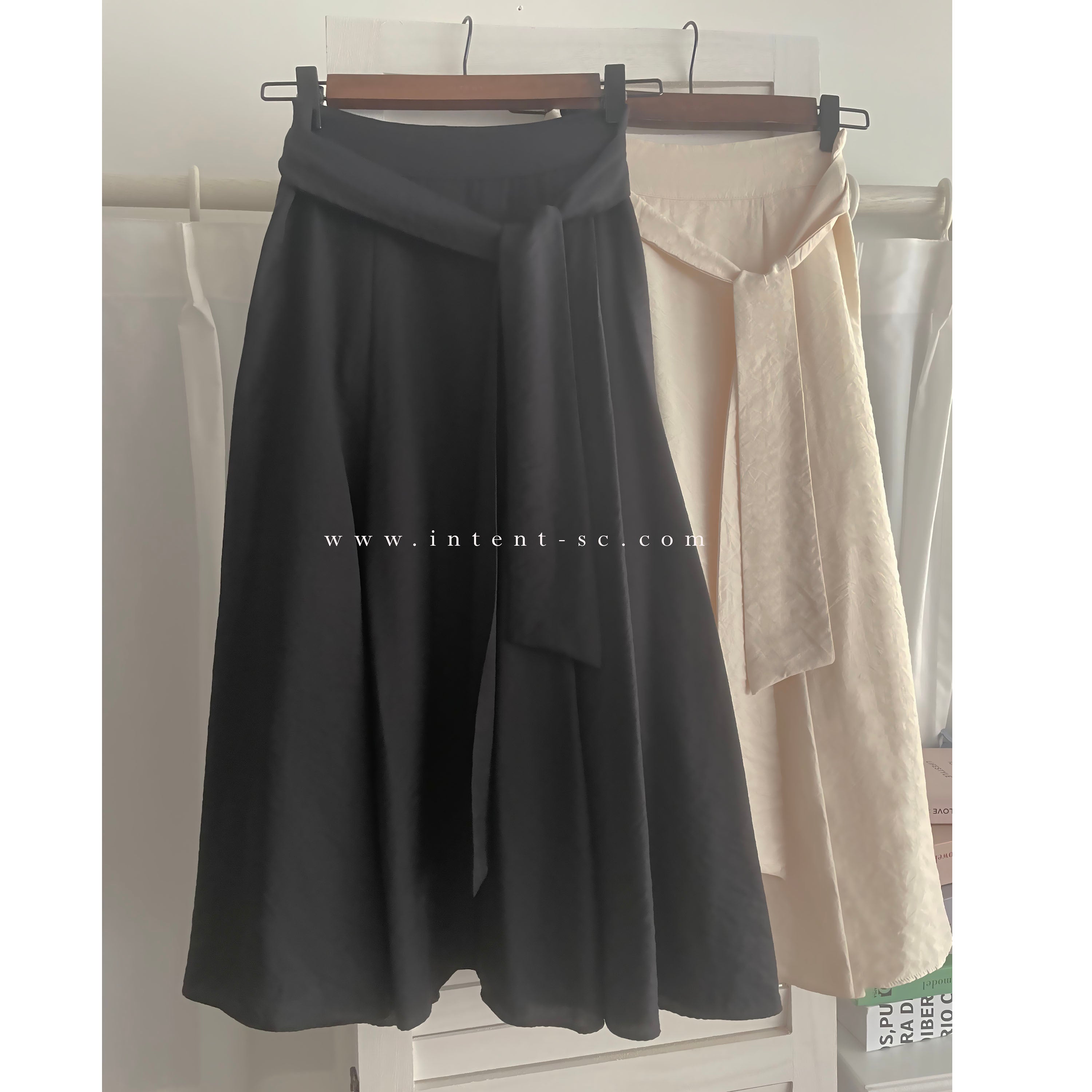 Flair 微皺百搭綁帶車拼浪漫飄逸傘裙, skirt/ SK8706 (black sold out)
