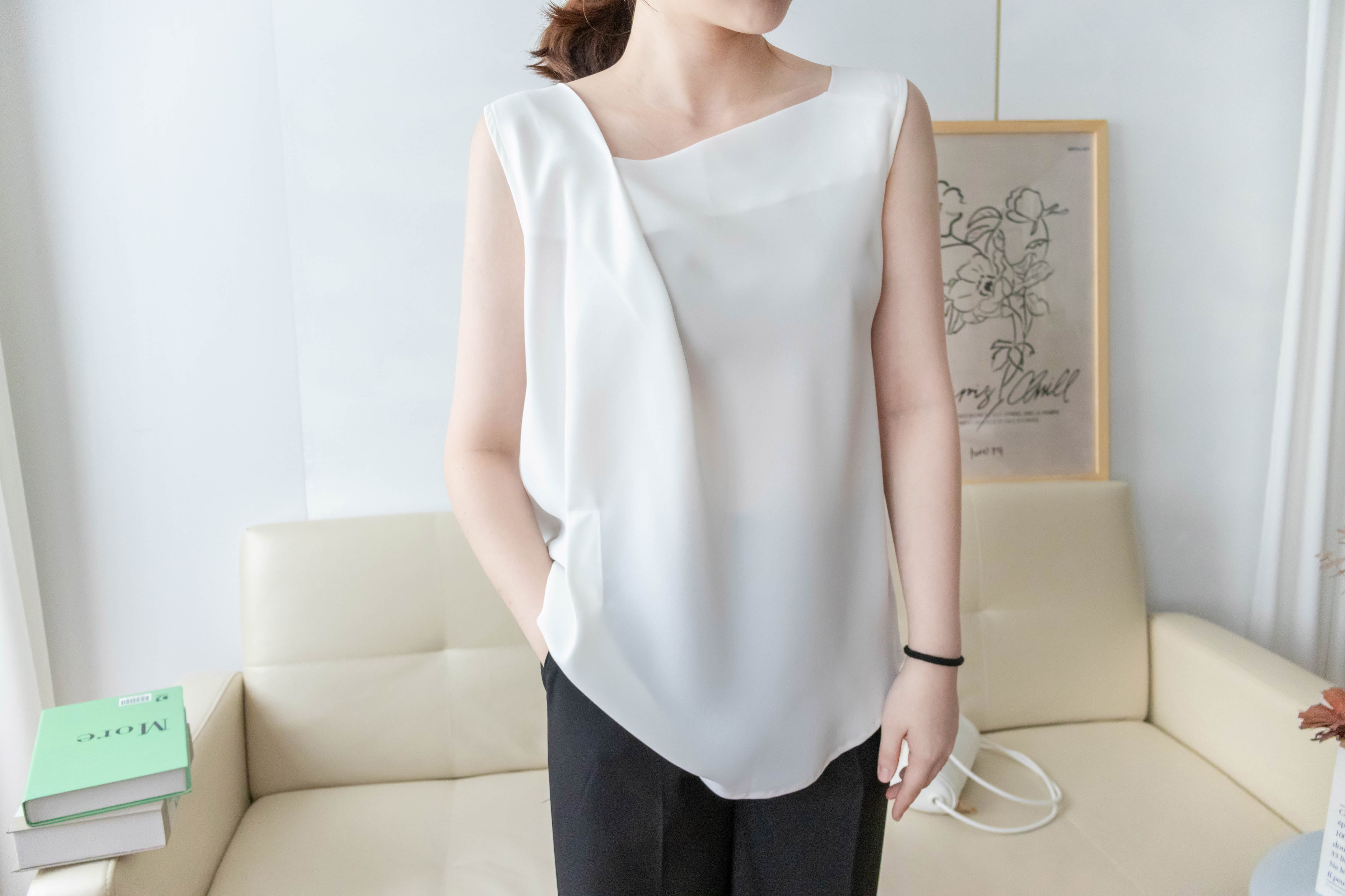 Asymmetrical 微斜方領軟滑無袖. Blouse/ BU8943