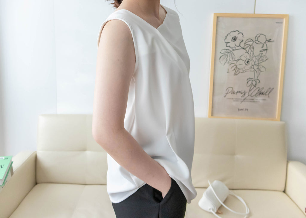 Asymmetrical 微斜方領軟滑無袖. Blouse/ BU8943