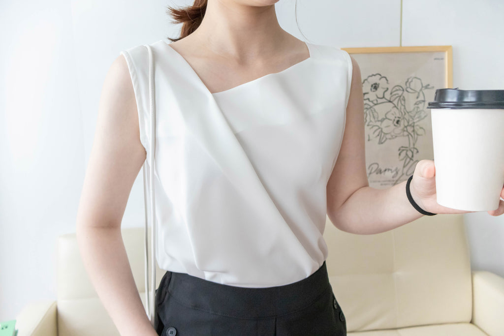 Asymmetrical 微斜方領軟滑無袖. Blouse/ BU8943