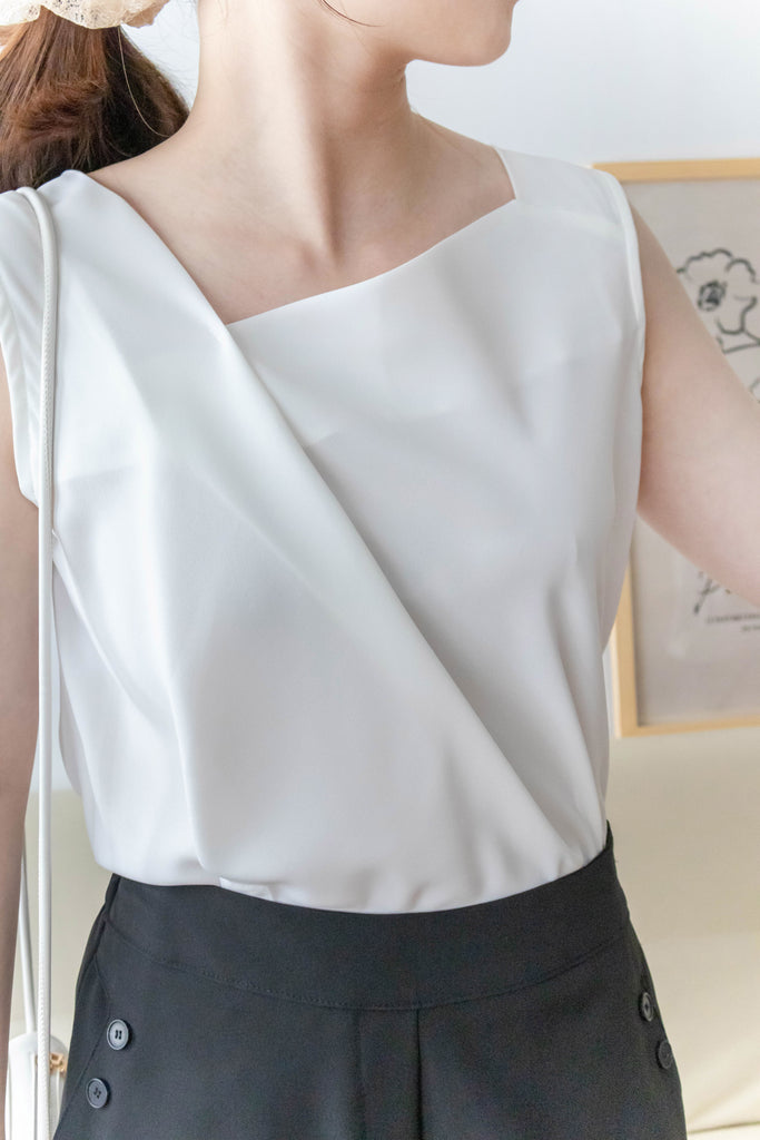 Asymmetrical 微斜方領軟滑無袖. Blouse/ BU8943