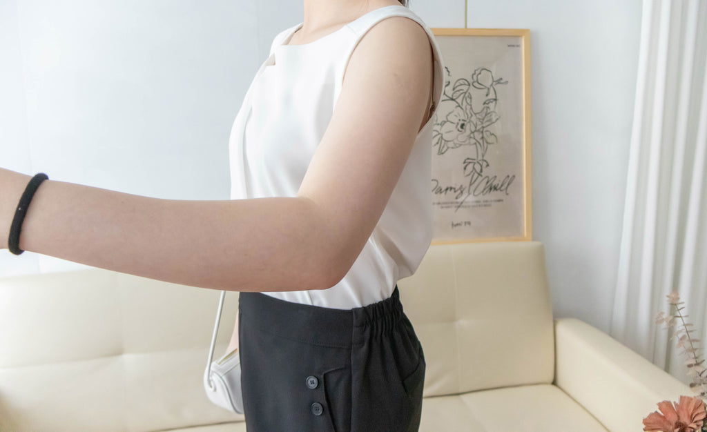 Asymmetrical 微斜方領軟滑無袖. Blouse/ BU8943