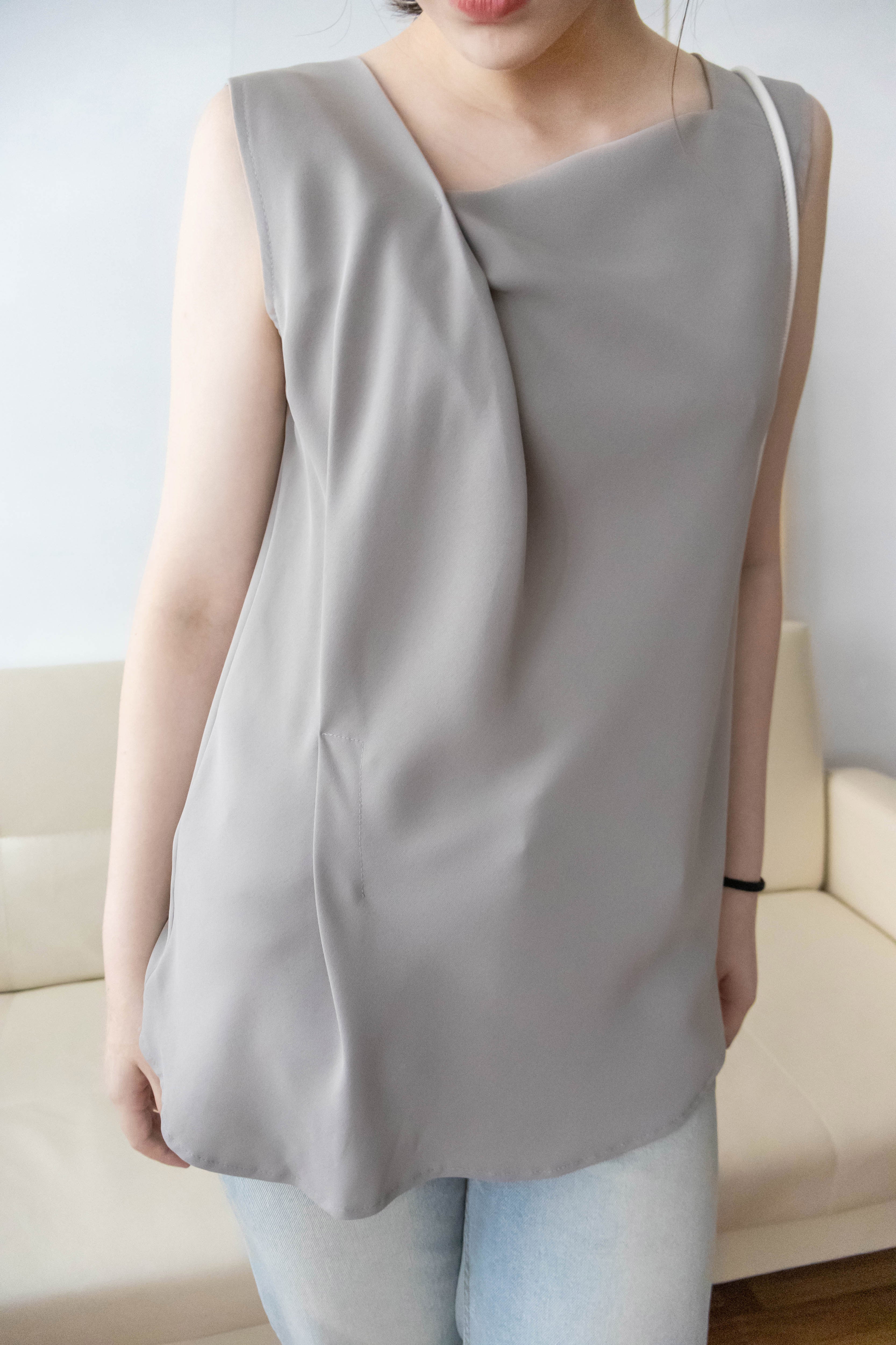 Asymmetrical 微斜方領軟滑無袖. Blouse/ BU8943