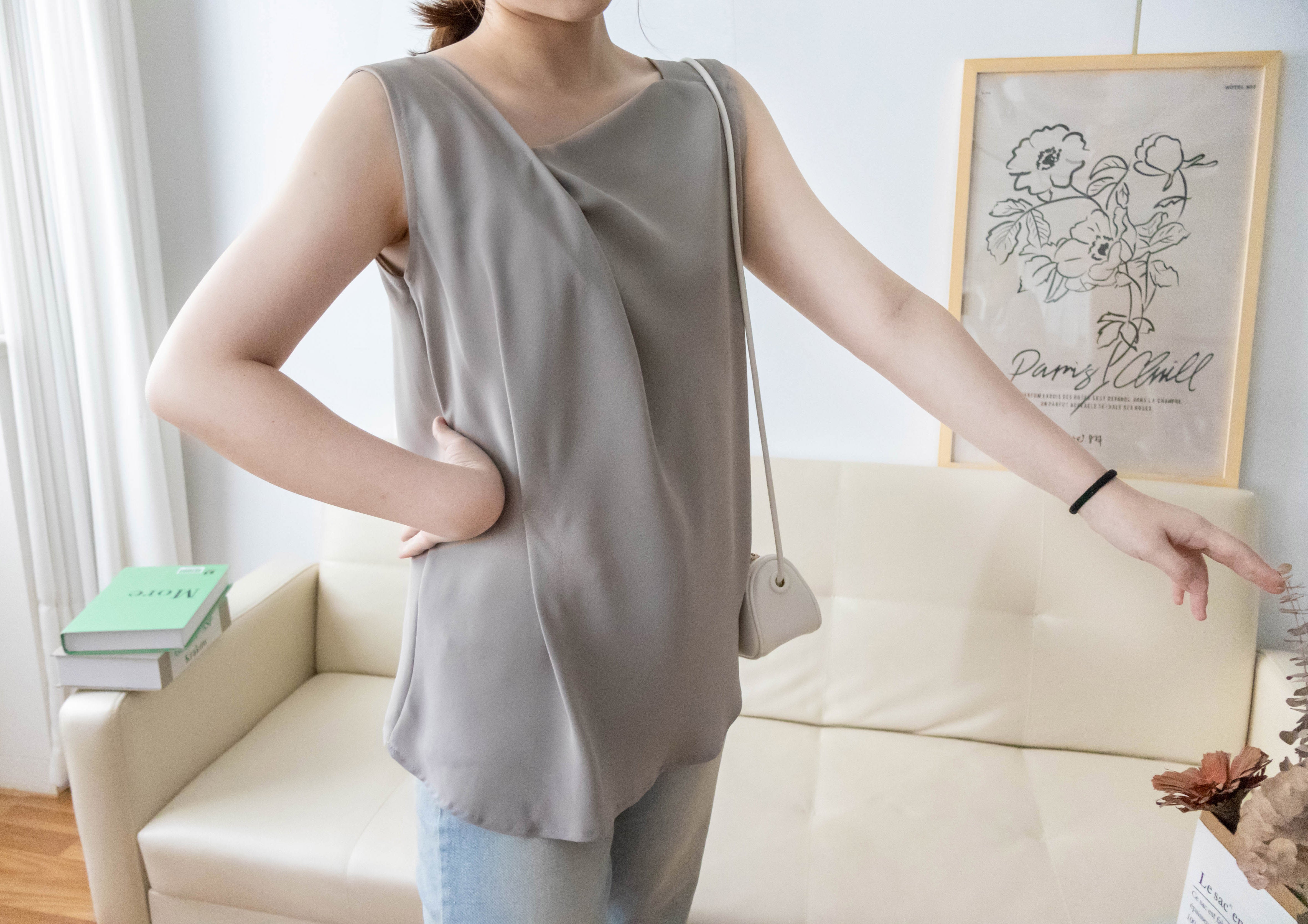 Asymmetrical 微斜方領軟滑無袖. Blouse/ BU8943