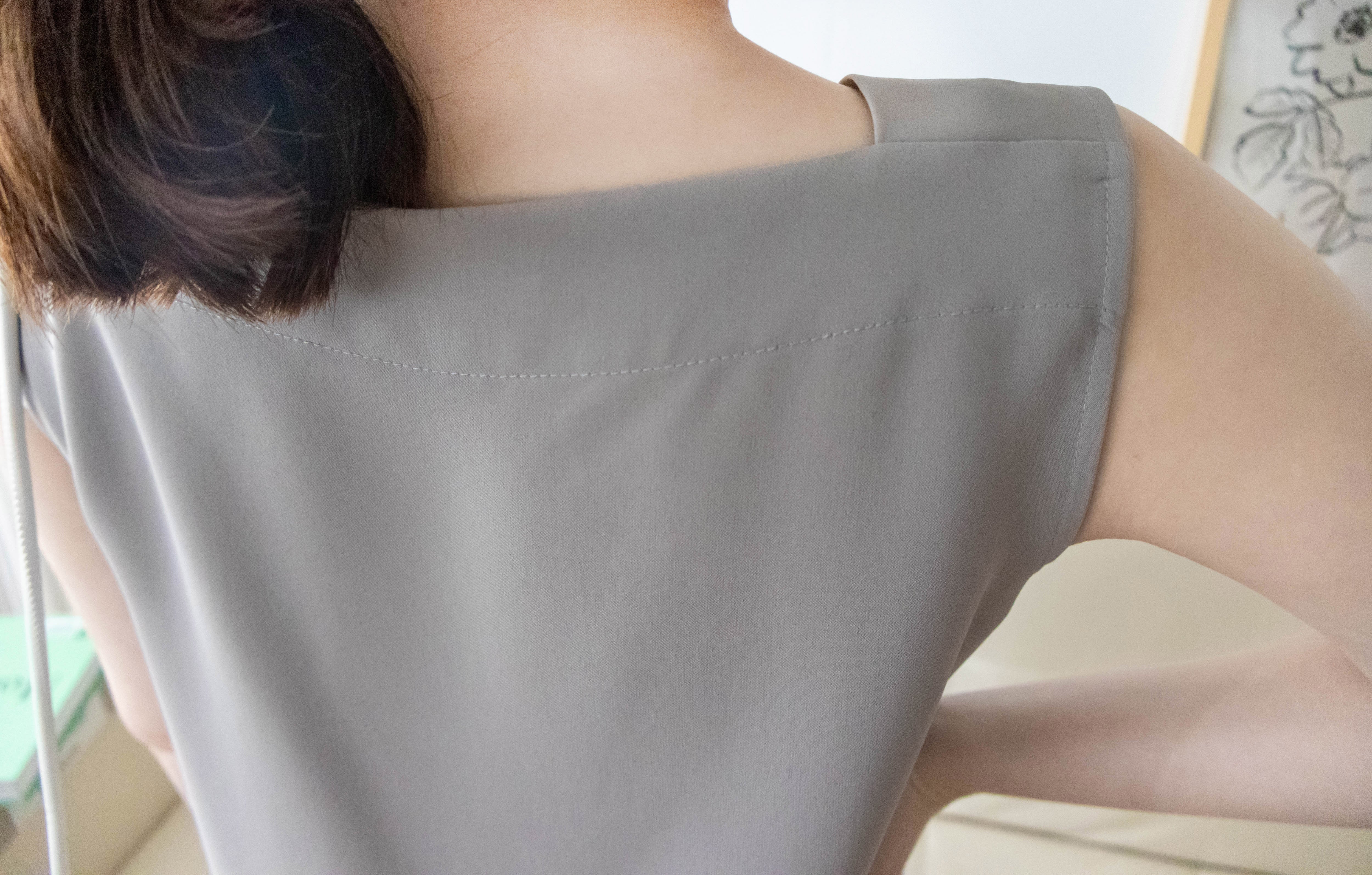 Asymmetrical 微斜方領軟滑無袖. Blouse/ BU8943