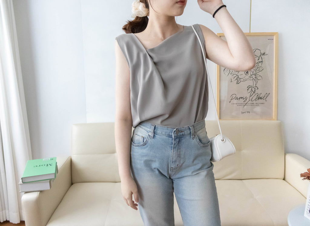 Asymmetrical 微斜方領軟滑無袖. Blouse/ BU8943