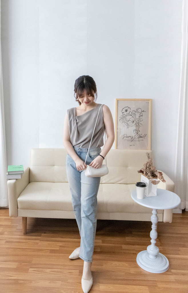 Asymmetrical 微斜方領軟滑無袖. Blouse/ BU8943