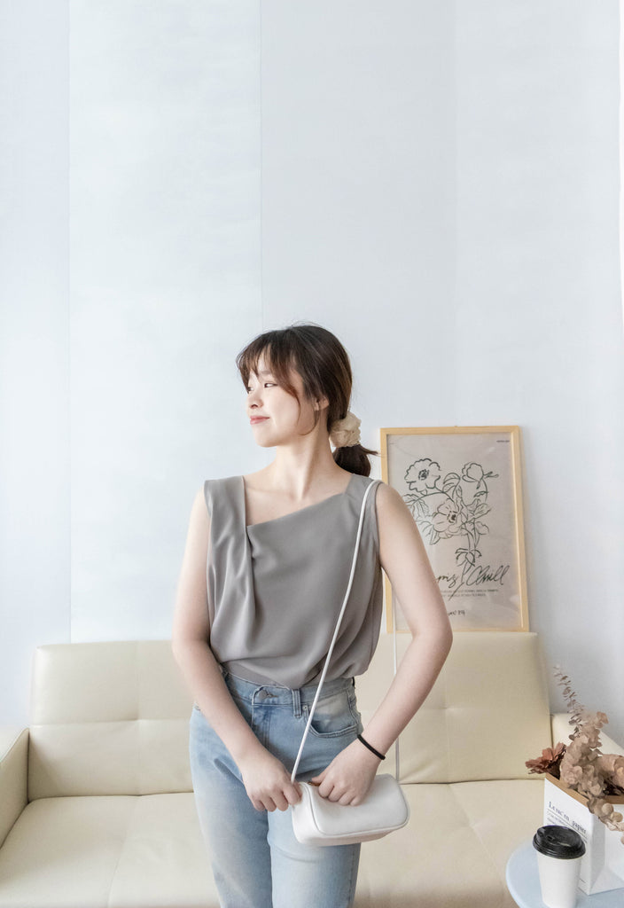Asymmetrical 微斜方領軟滑無袖. Blouse/ BU8943