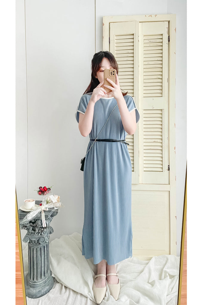(BEIGE ONLY) Pleated Coco 輕優雅船領細百褶裙身闊鬆開叉, Dress/ DS9311