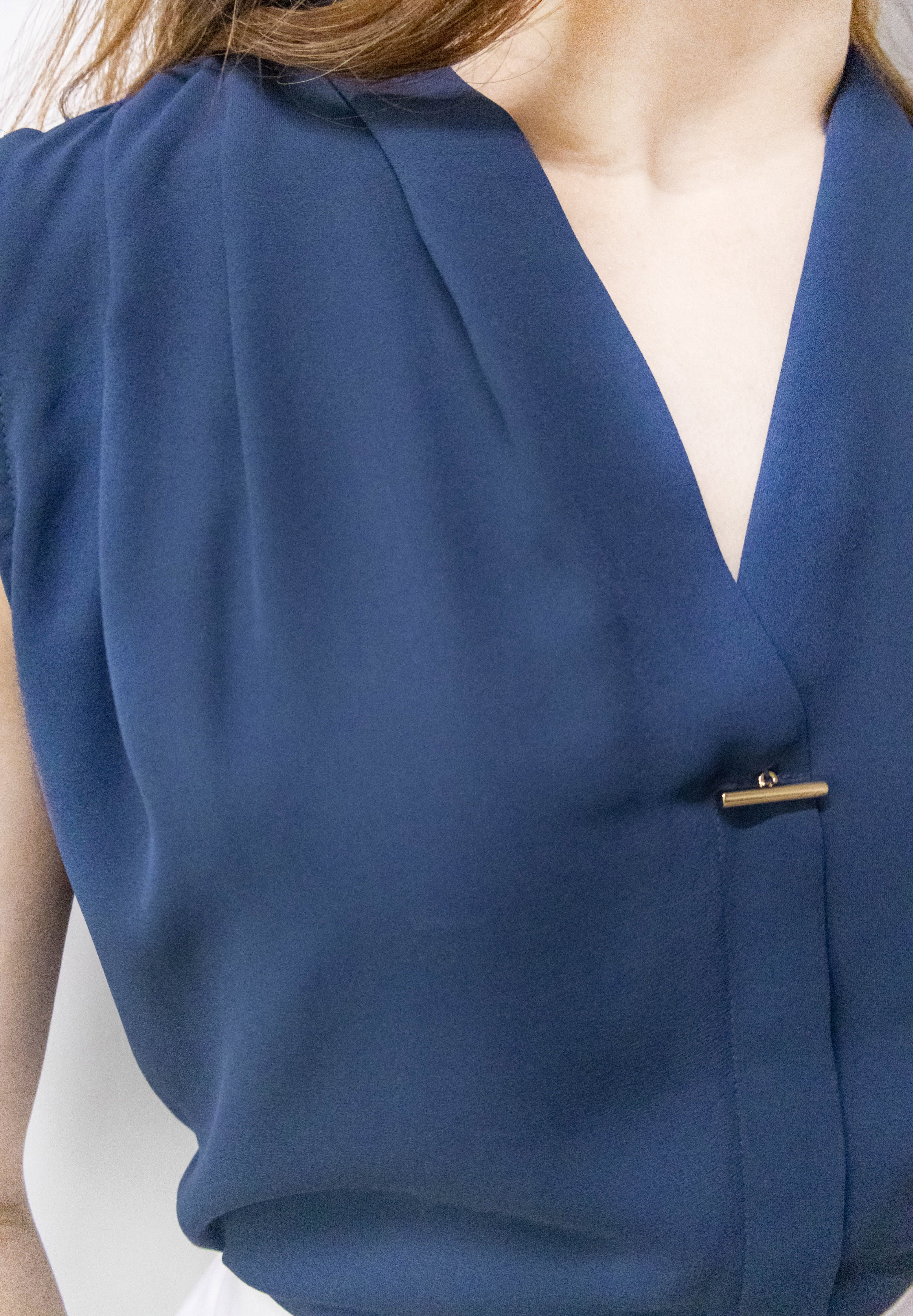 Fine Gold 簡約知性車褶領金屬飾物雪紡, Blouse/ BU8951