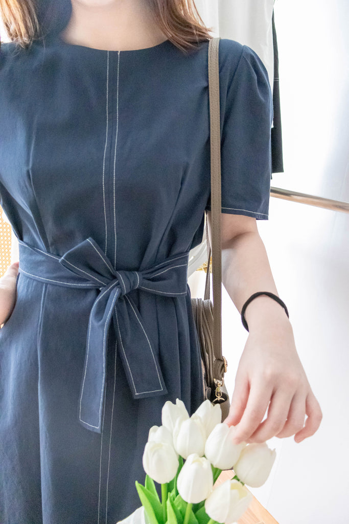 Navy Belle 沿邊車線腰身車褶顯瘦連身裙, Dress/ DS9265 (Navy Sold Out)
