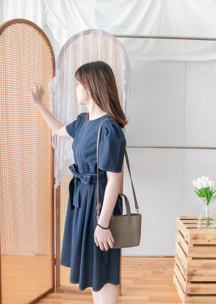Navy Belle 沿邊車線腰身車褶顯瘦連身裙, Dress/ DS9265 (Navy Sold Out)