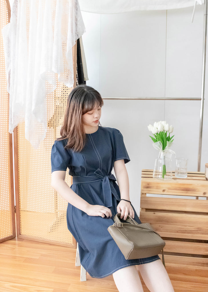 Navy Belle 沿邊車線腰身車褶顯瘦連身裙, Dress/ DS9265 (Navy Sold Out)