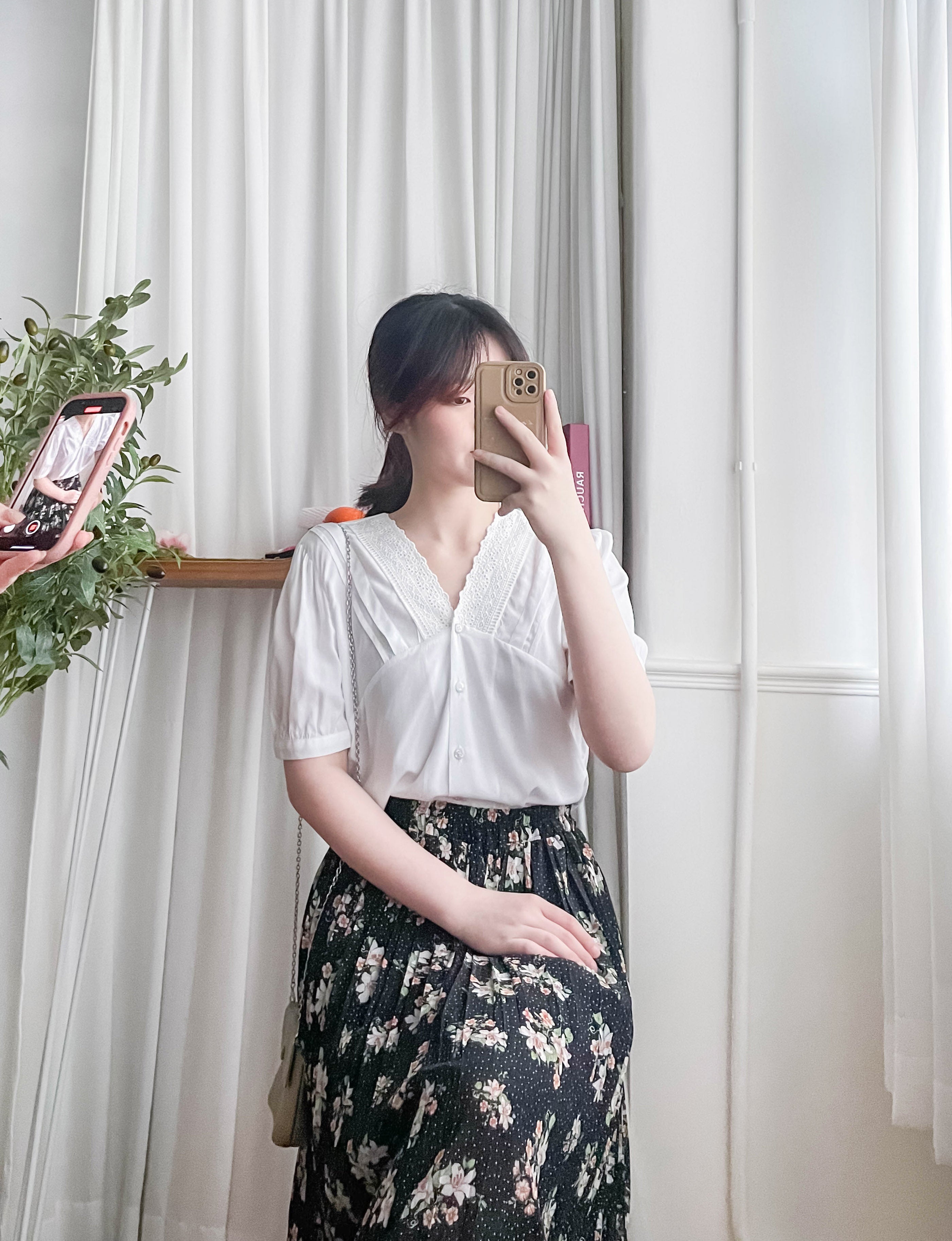 V Collar 白色通花花邊V形領口車褶, Blouse/ BU8959