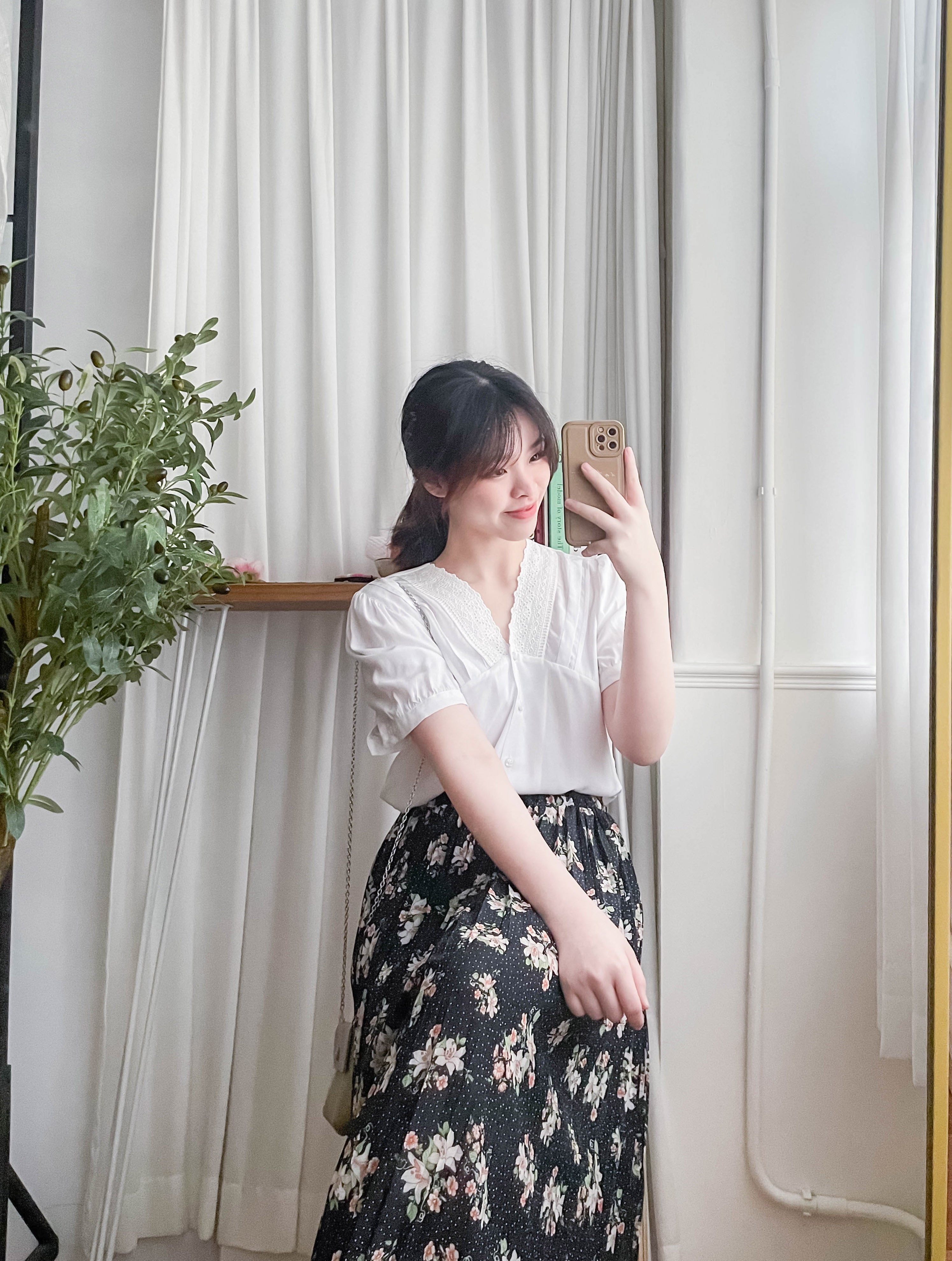 V Collar 白色通花花邊V形領口車褶, Blouse/ BU8959
