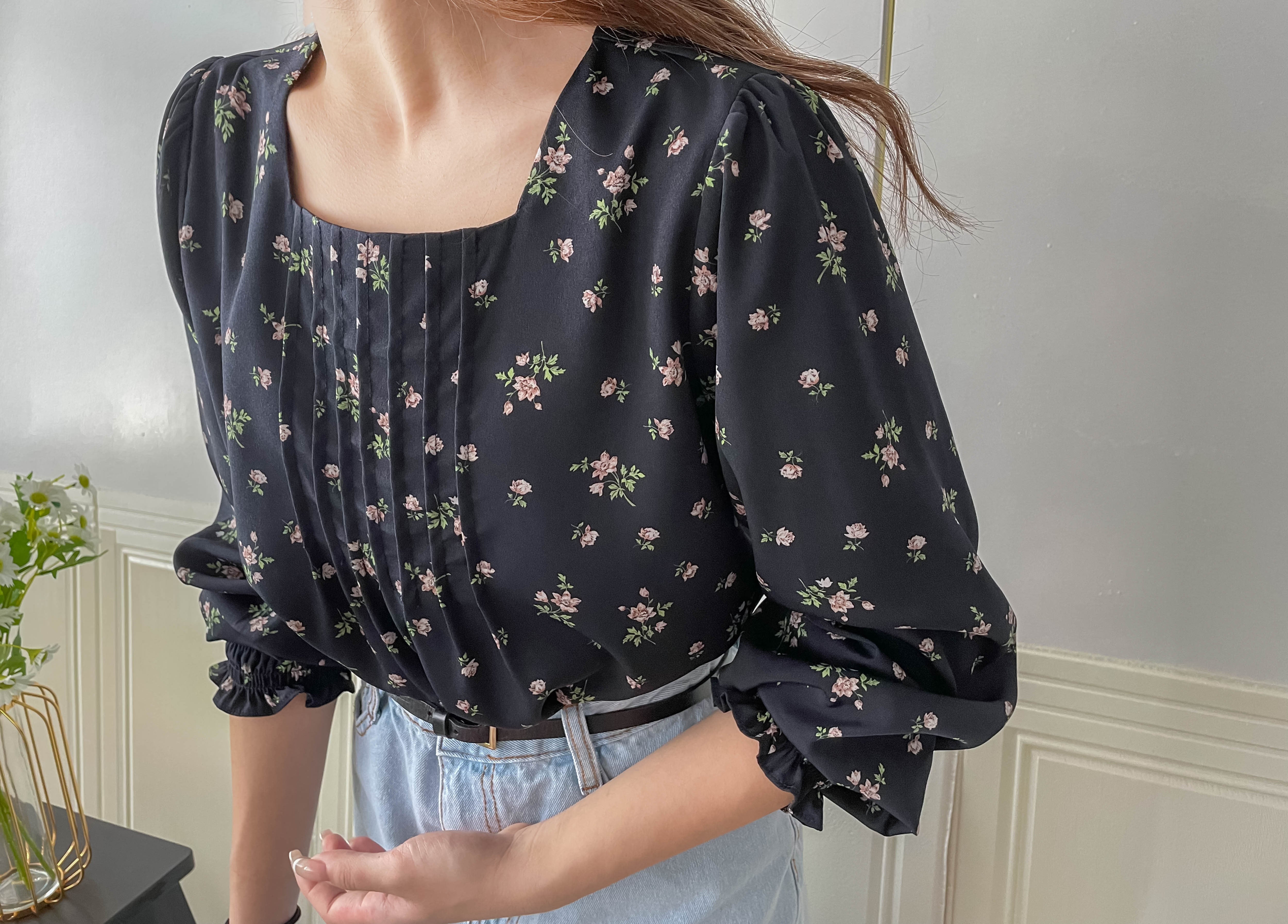 Rose Square 光澤黑色方領車褶薔薇印花, Blouse/ BU8975