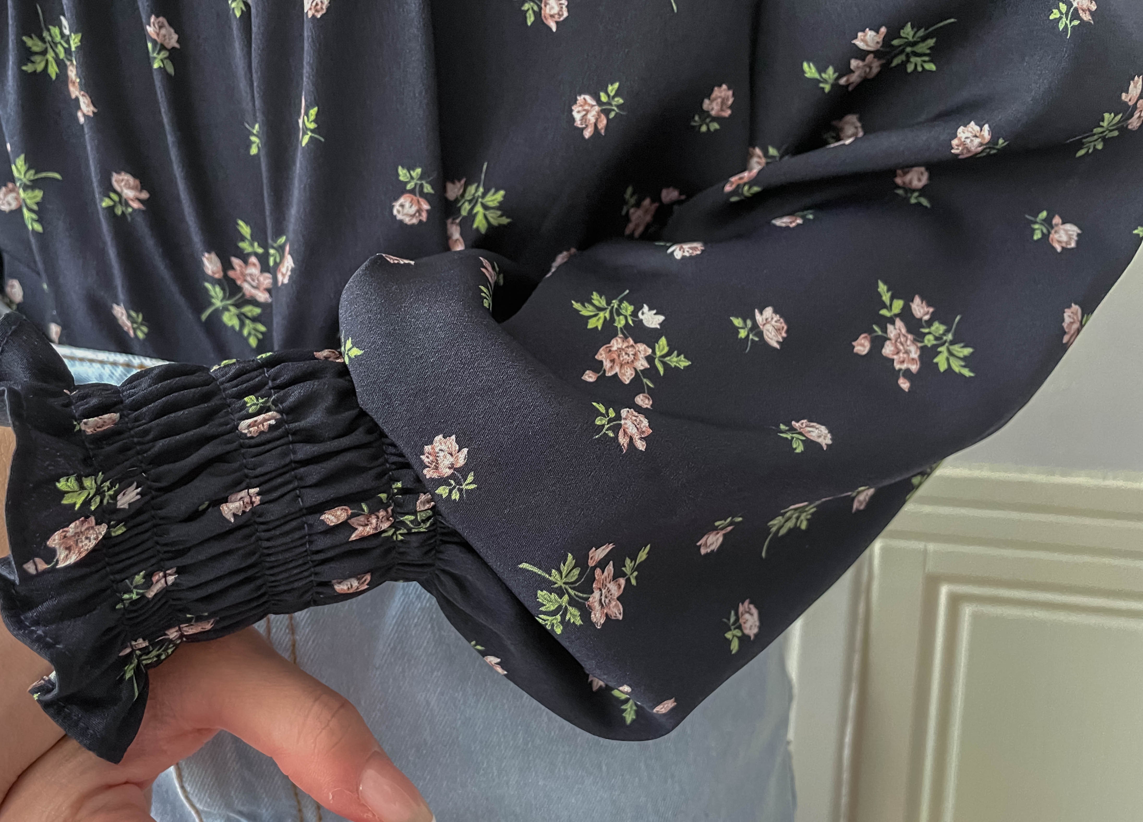 Rose Square 光澤黑色方領車褶薔薇印花, Blouse/ BU8975