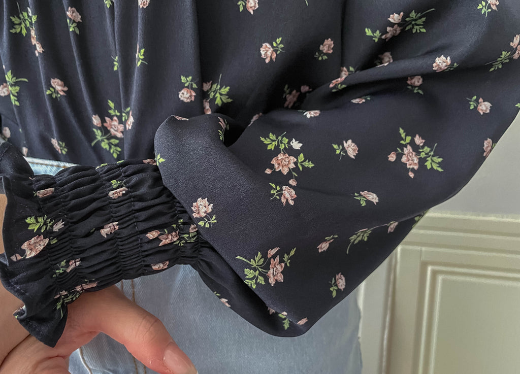 Rose Square 光澤黑色方領車褶薔薇印花, Blouse/ BU8975