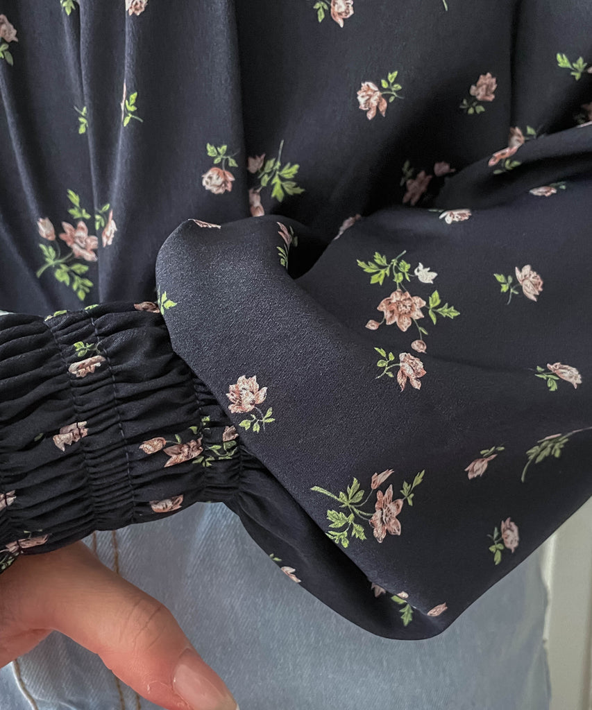 Rose Square 光澤黑色方領車褶薔薇印花, Blouse/ BU8975