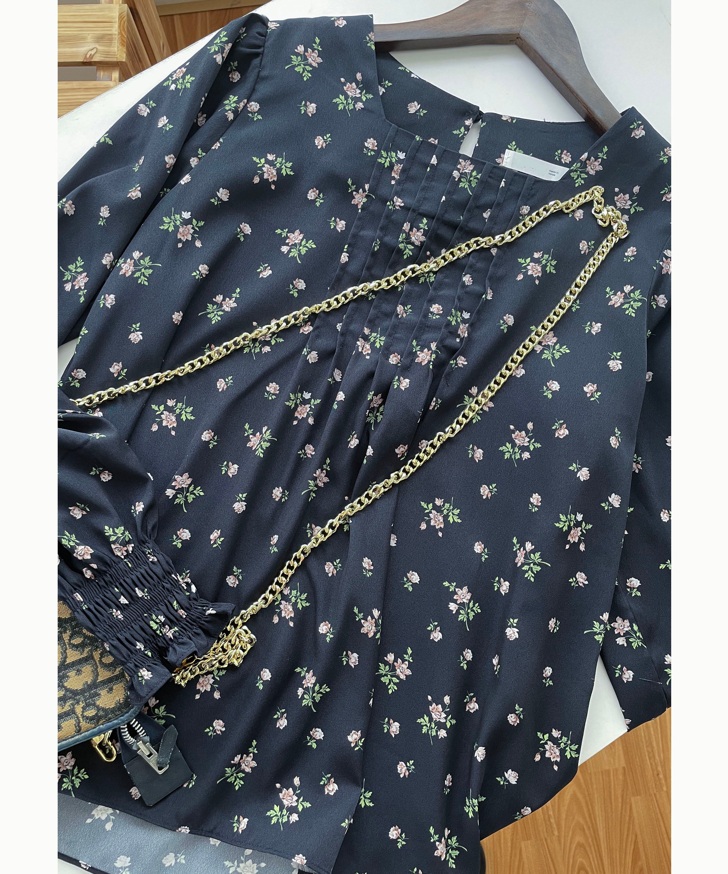Rose Square 光澤黑色方領車褶薔薇印花, Blouse/ BU8975