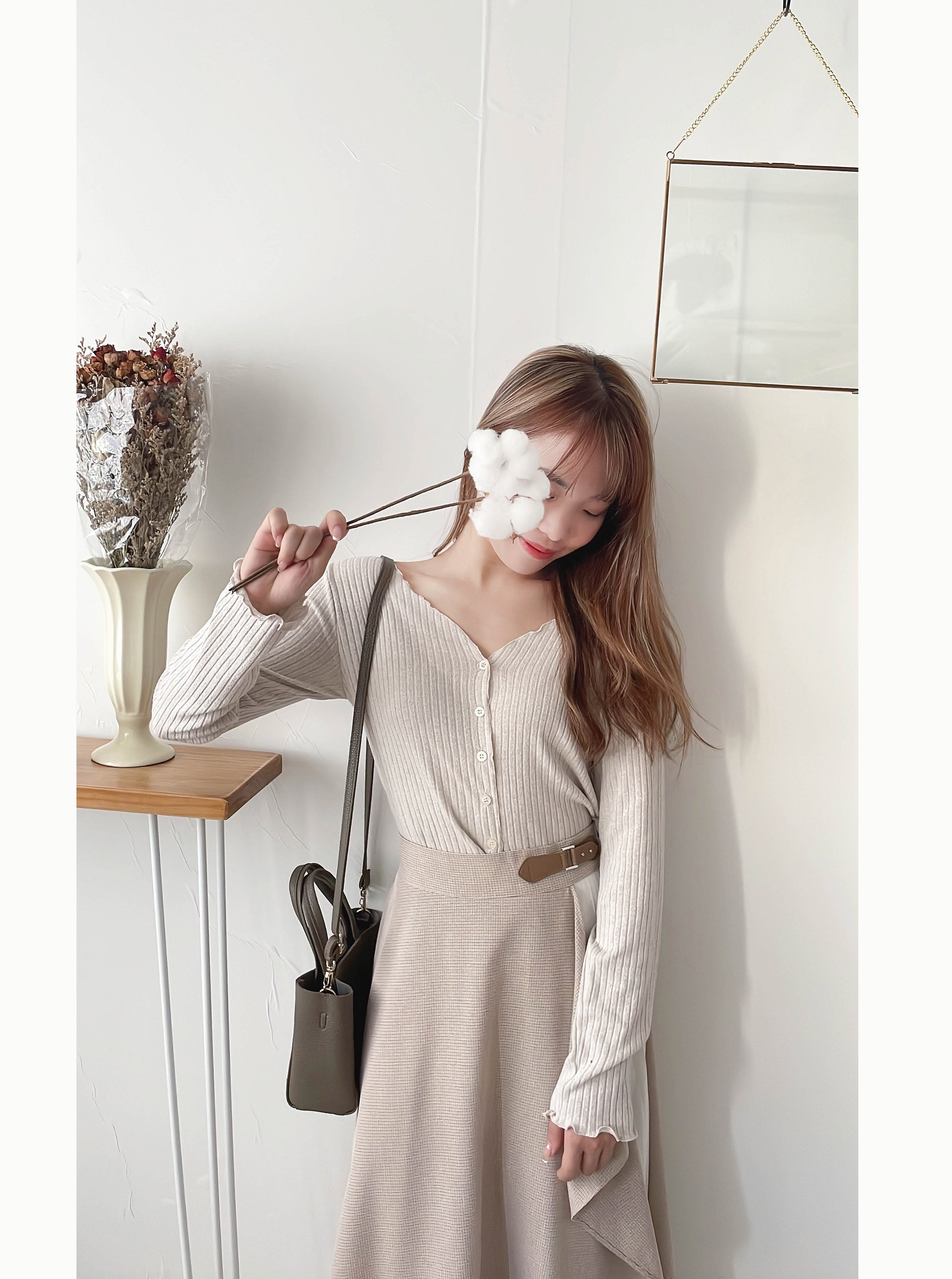 Beige Wavy 溫柔感杏色波浪圍邊大v領彈性棉外套或上衣, Top/ TP8900