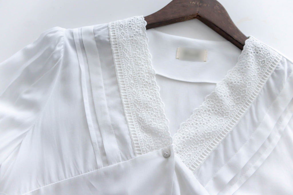 V Collar 白色通花花邊V形領口車褶, Blouse/ BU8959