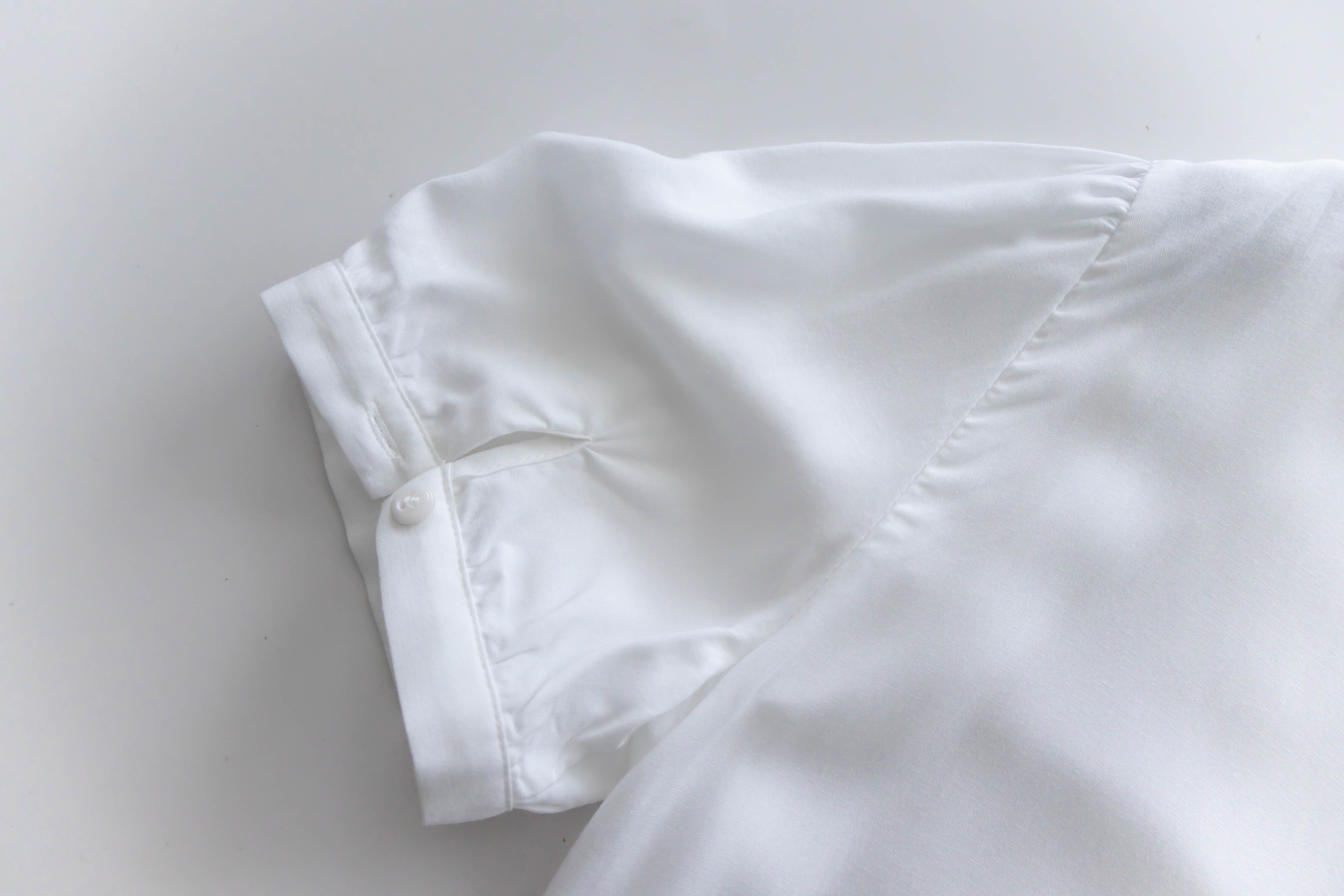 V Collar 白色通花花邊V形領口車褶, Blouse/ BU8959
