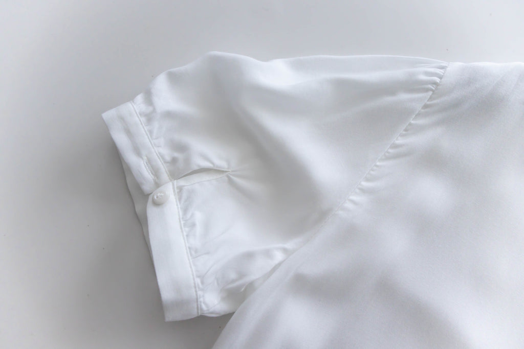 V Collar 白色通花花邊V形領口車褶, Blouse/ BU8959
