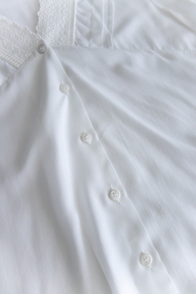 V Collar 白色通花花邊V形領口車褶, Blouse/ BU8959