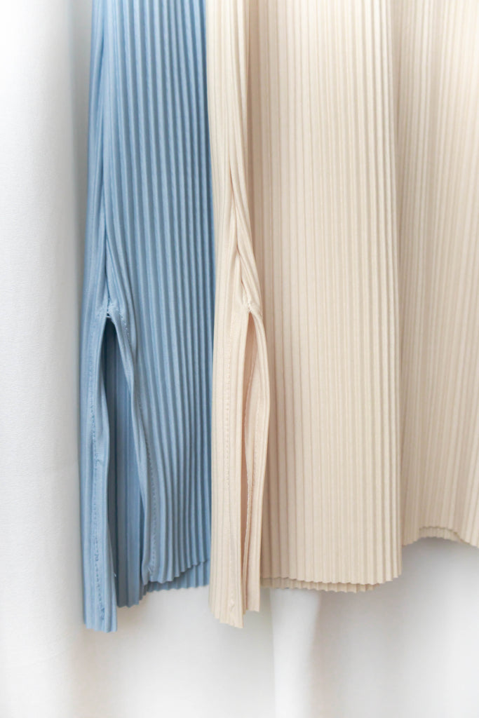 (BEIGE ONLY) Pleated Coco 輕優雅船領細百褶裙身闊鬆開叉, Dress/ DS9311