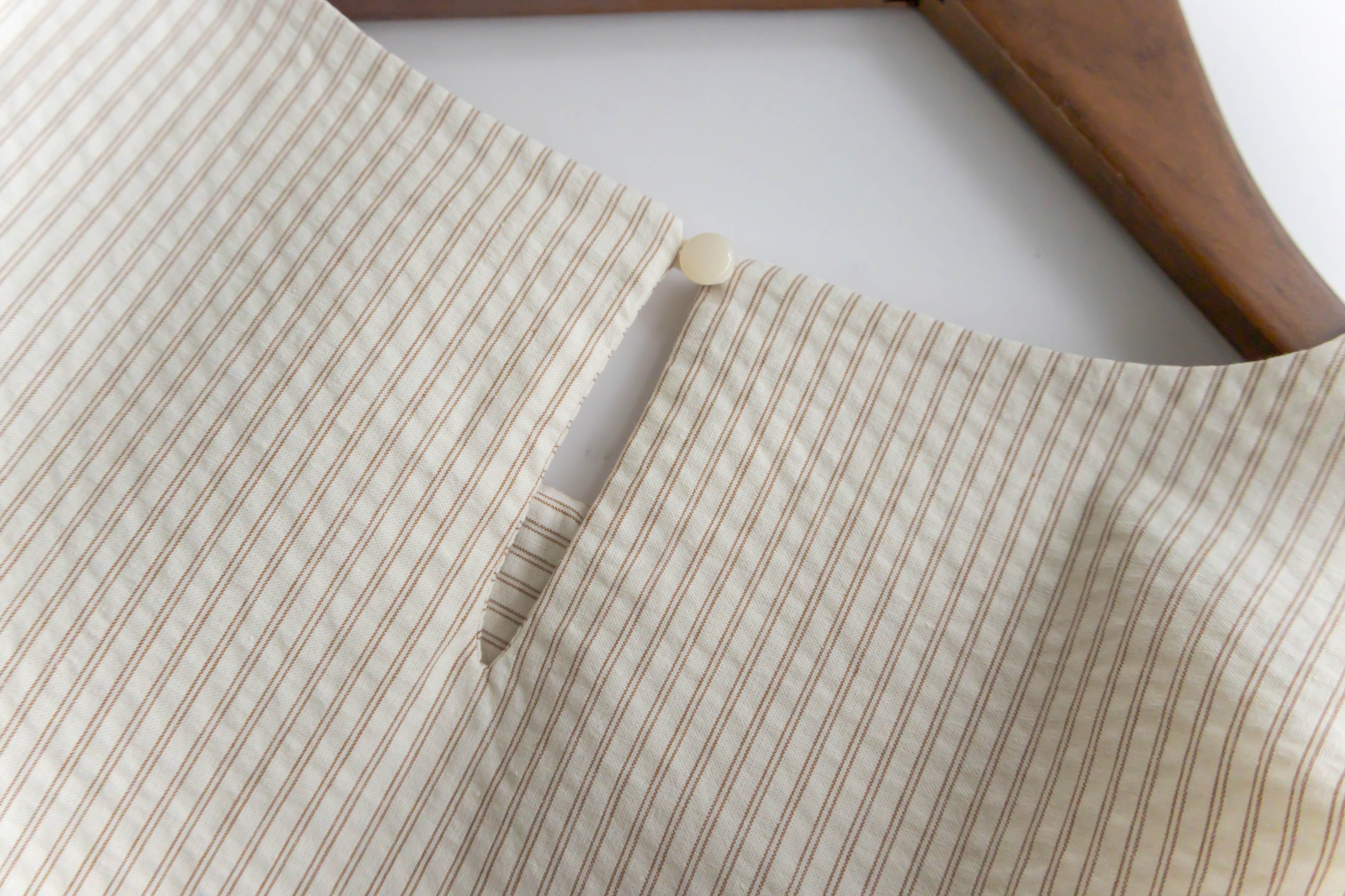 Beige Stripe 杏色淺條紋溫柔感修腰連身裙, Dress/ DS9315