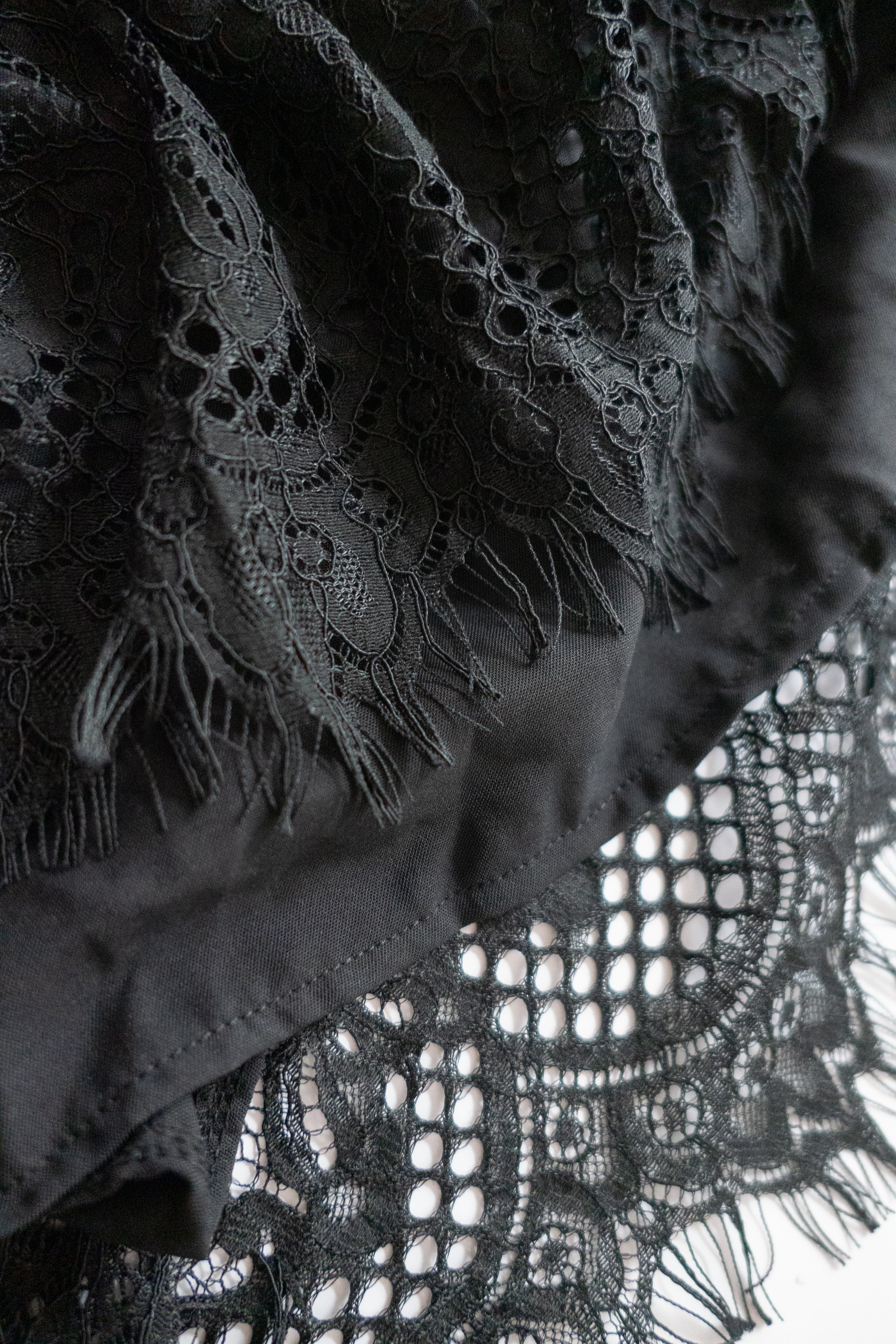 Lace 優雅V領鈕扣花花透視流蘇裙尾連身裙(連腰帶), Dress/ DS9224