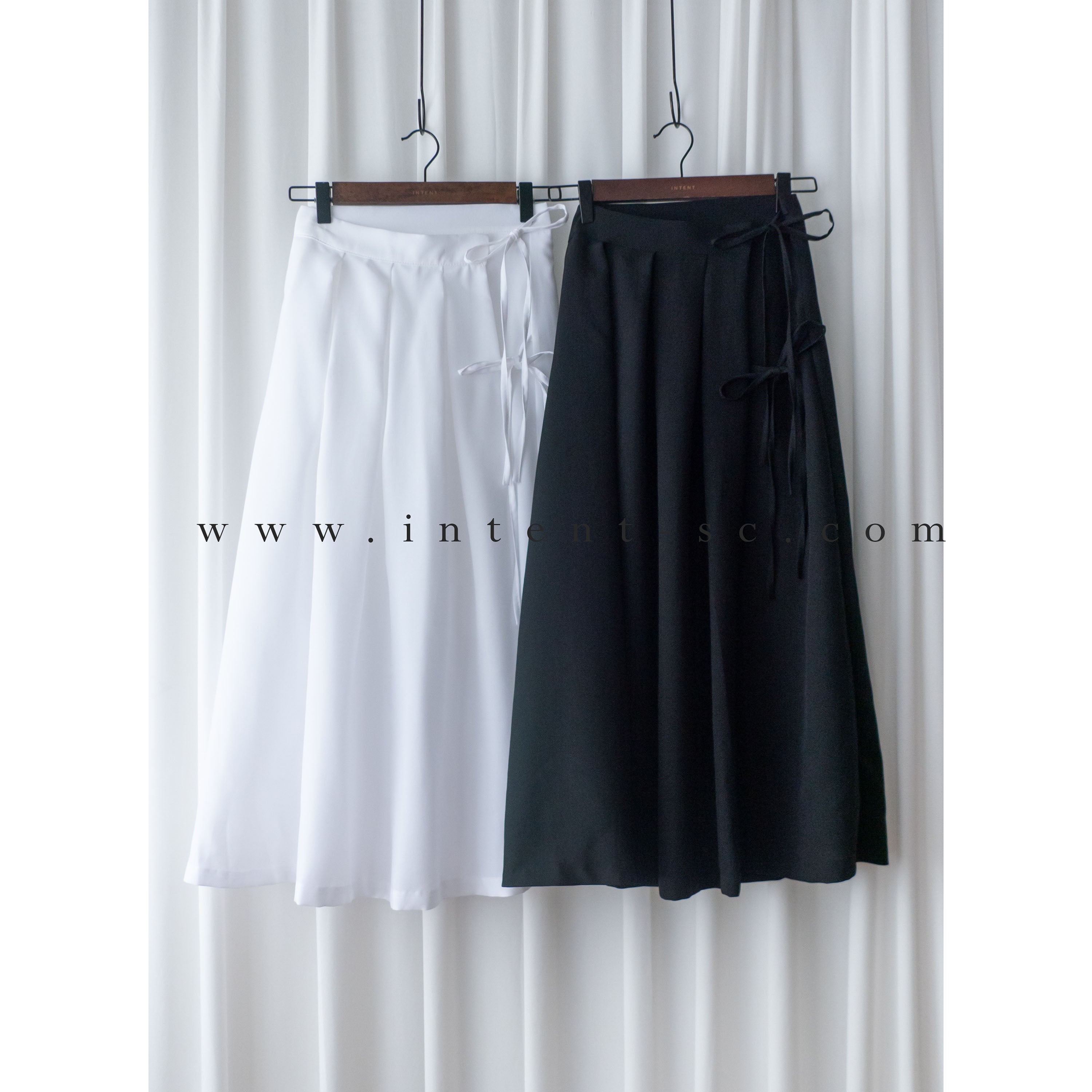 Ribbons Pleated 顯腰身內鈕扣質感雙蝴蝶結半身裙, Skirt/ SK8713