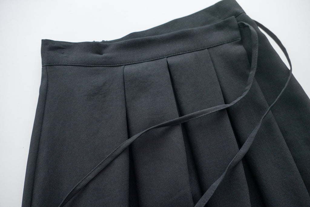 Ribbons Pleated 顯腰身內鈕扣質感雙蝴蝶結半身裙, Skirt/ SK8713