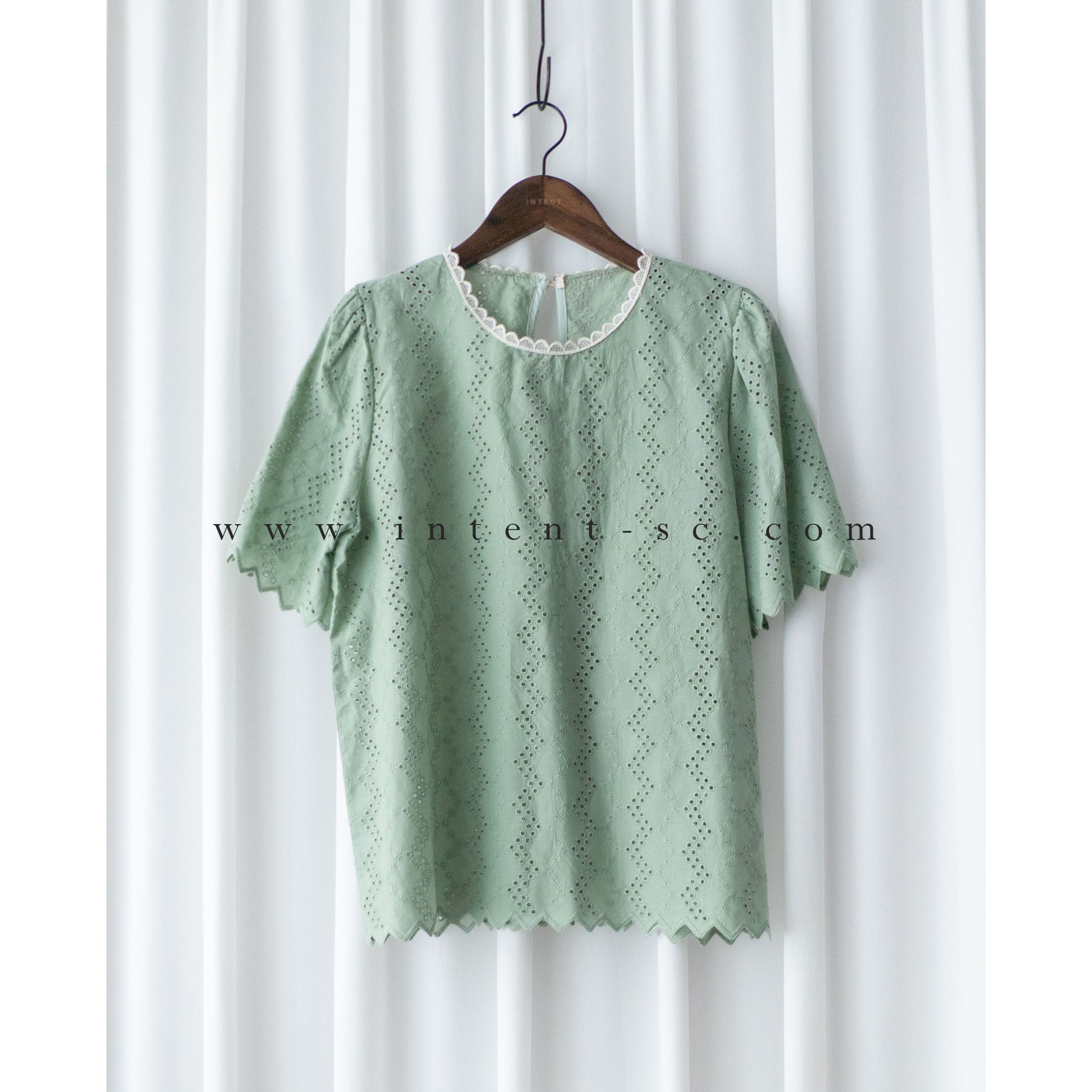 Matcha Garden 浪漫細節花邊領口通花抹茶綠上衣, Top/ BU8946