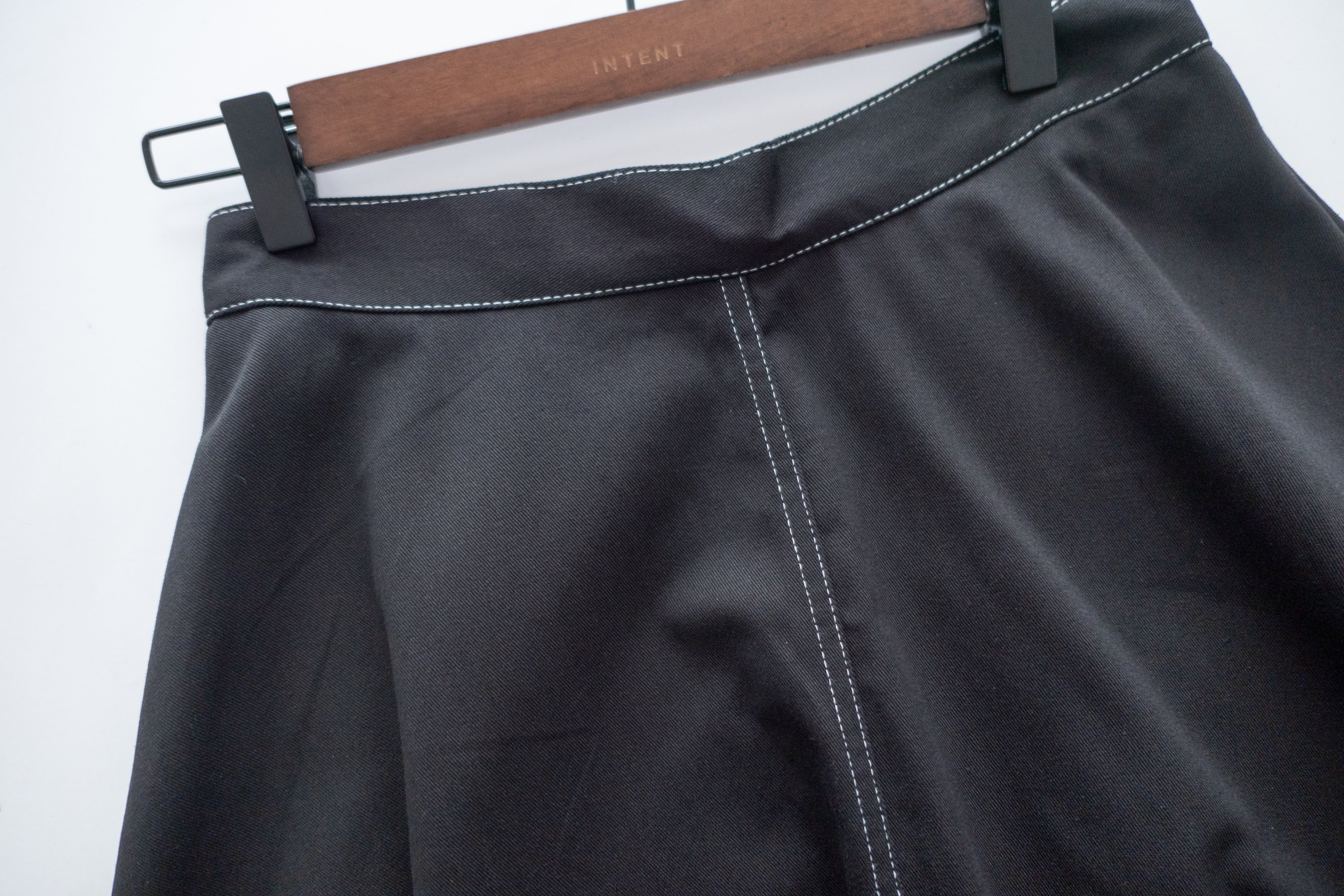 Flair Stitch 黑色白邊線裝飾修腰大傘裙, Skirt/ SK8712
