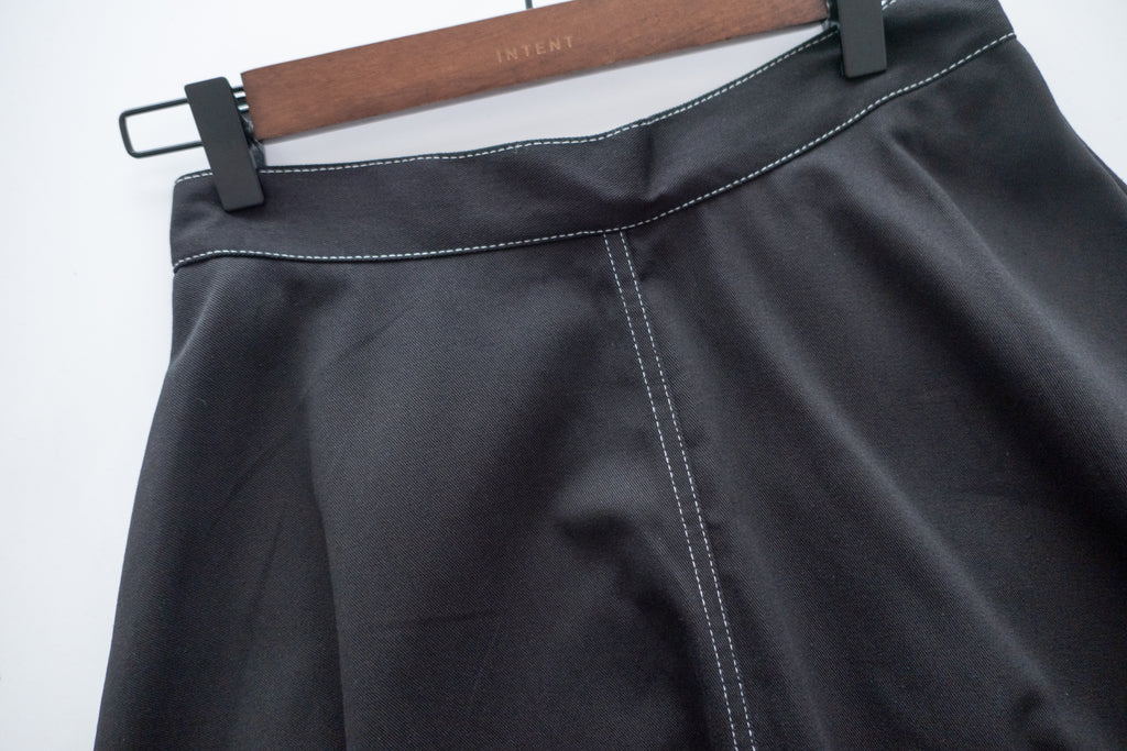Flair Stitch 黑色白邊線裝飾修腰大傘裙, Skirt/ SK8712
