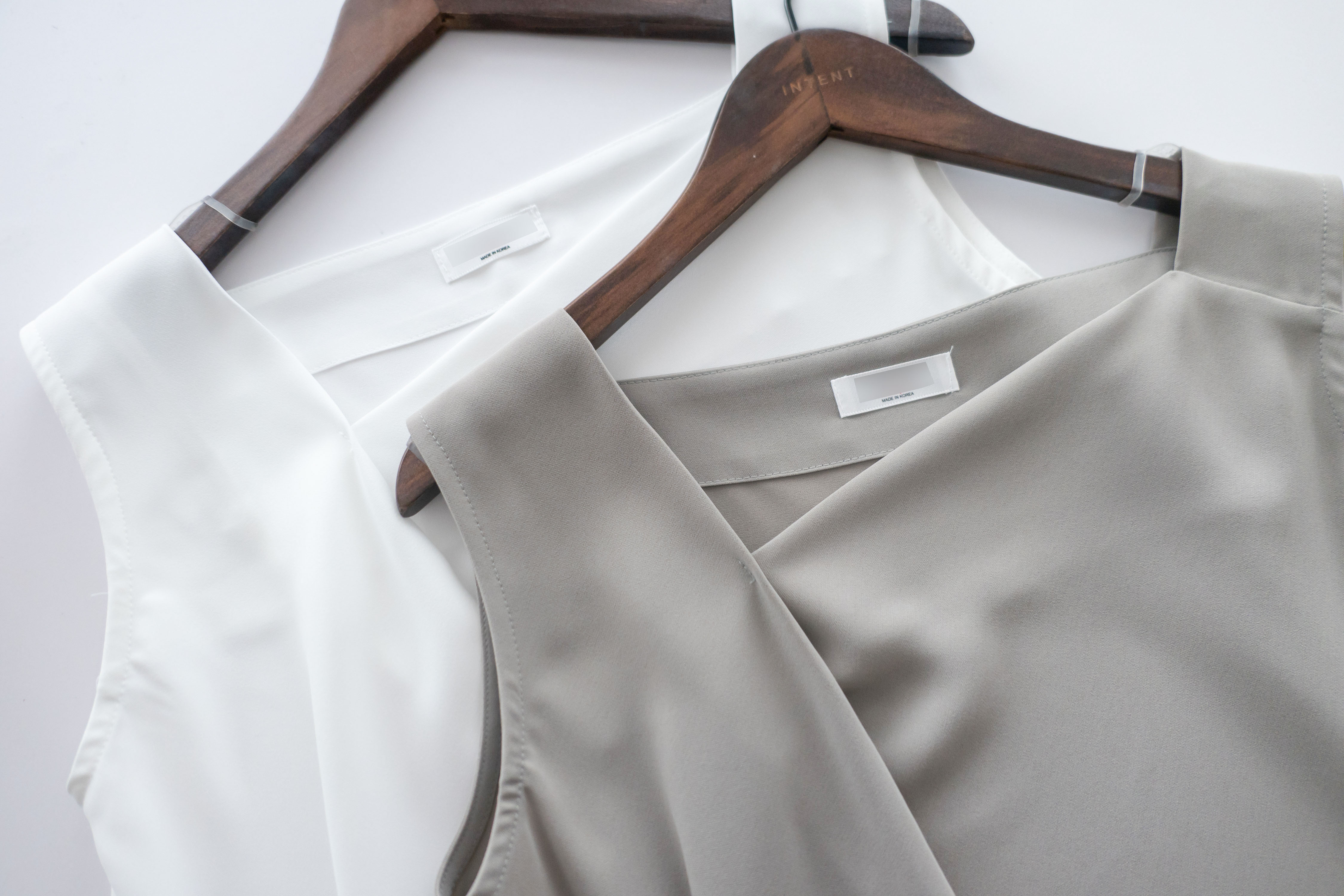 Asymmetrical 微斜方領軟滑無袖. Blouse/ BU8943