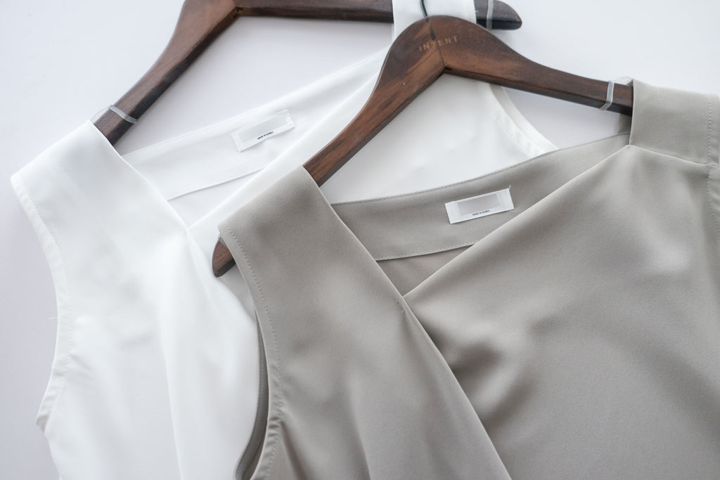 Asymmetrical 微斜方領軟滑無袖. Blouse/ BU8943