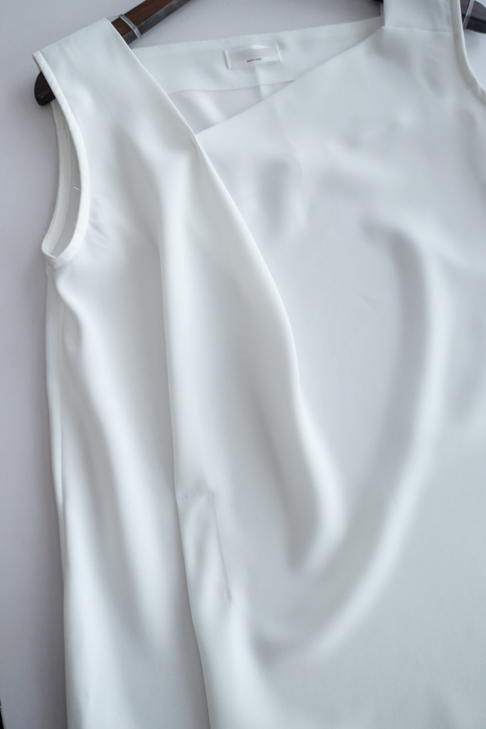 Asymmetrical 微斜方領軟滑無袖. Blouse/ BU8943