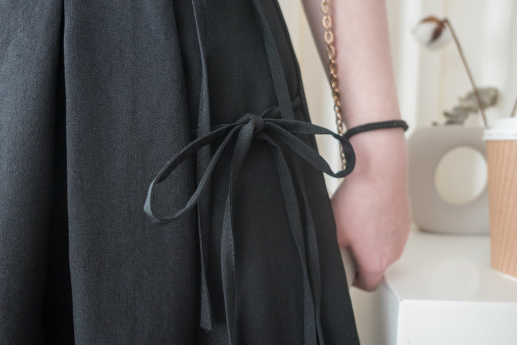 Ribbons Pleated 顯腰身內鈕扣質感雙蝴蝶結半身裙, Skirt/ SK8713