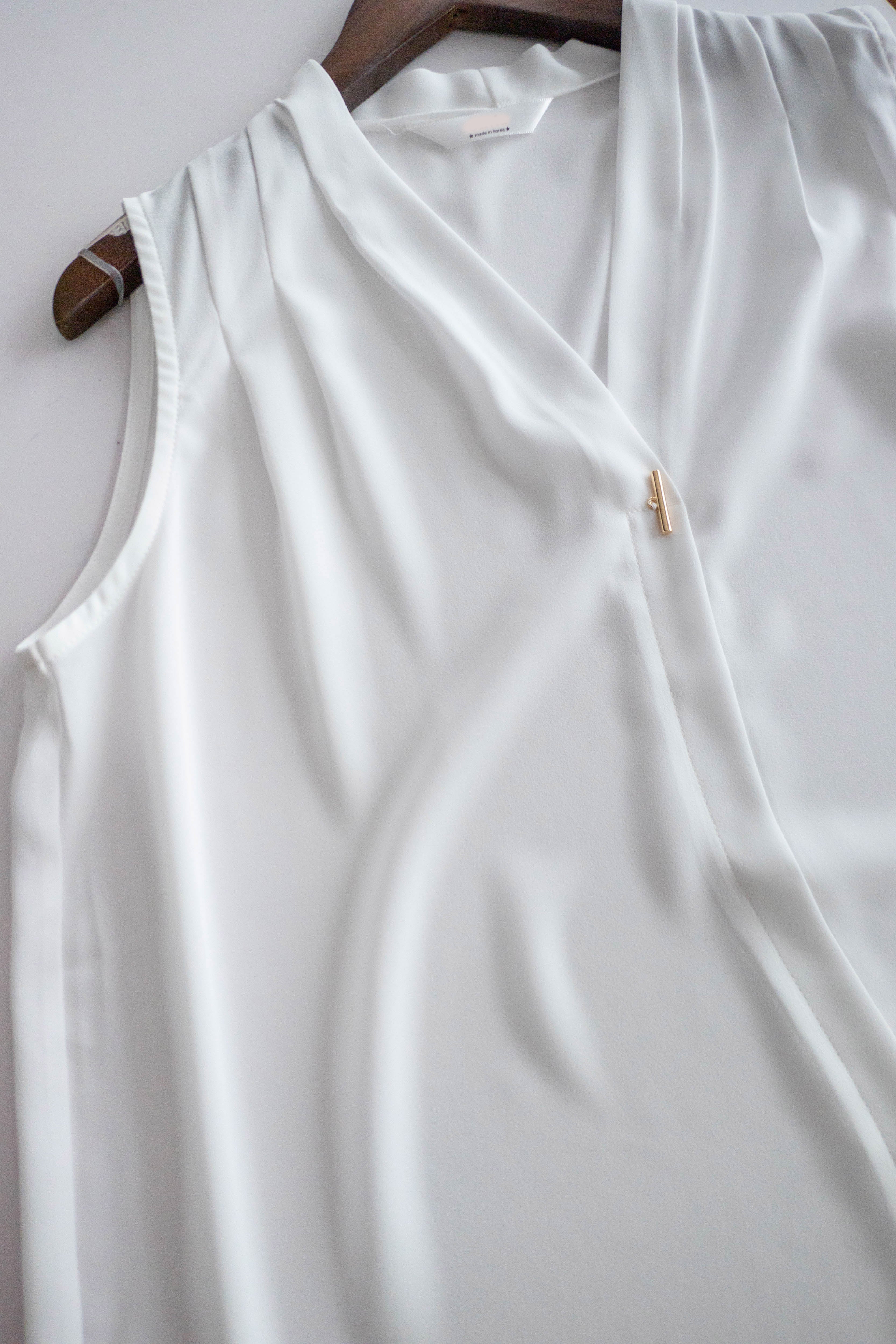 Fine Gold 簡約知性車褶領金屬飾物雪紡, Blouse/ BU8951