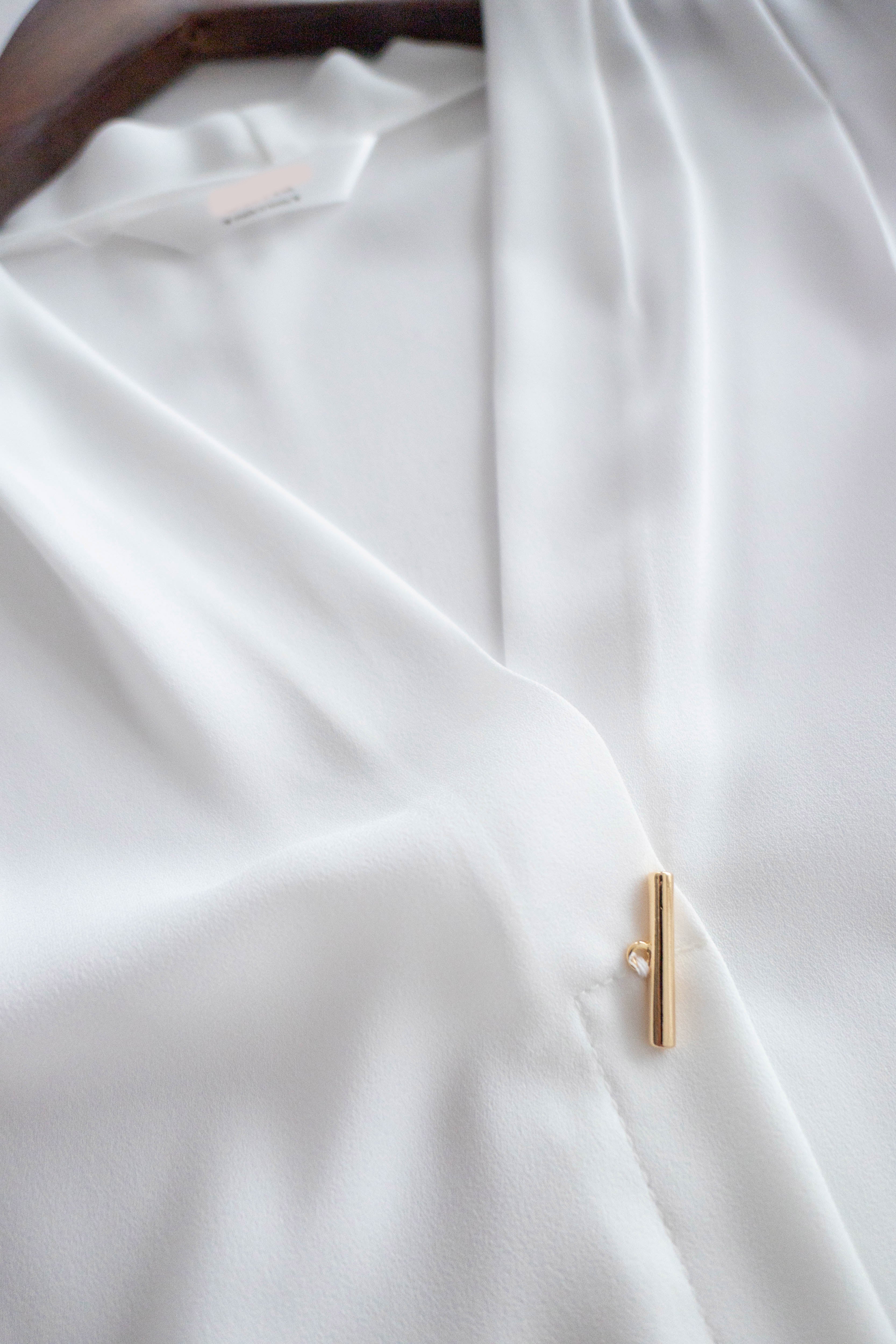 Fine Gold 簡約知性車褶領金屬飾物雪紡, Blouse/ BU8951