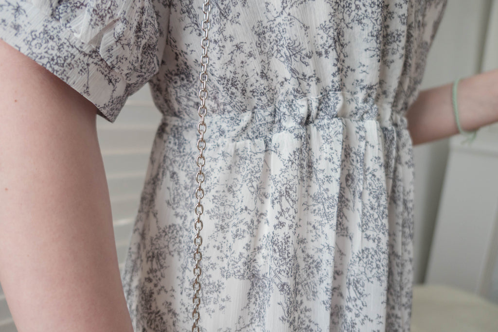 Chiffon Floral 氣質V領黑白印花束腰飄逸雪紡裙, Dress/ DS9302