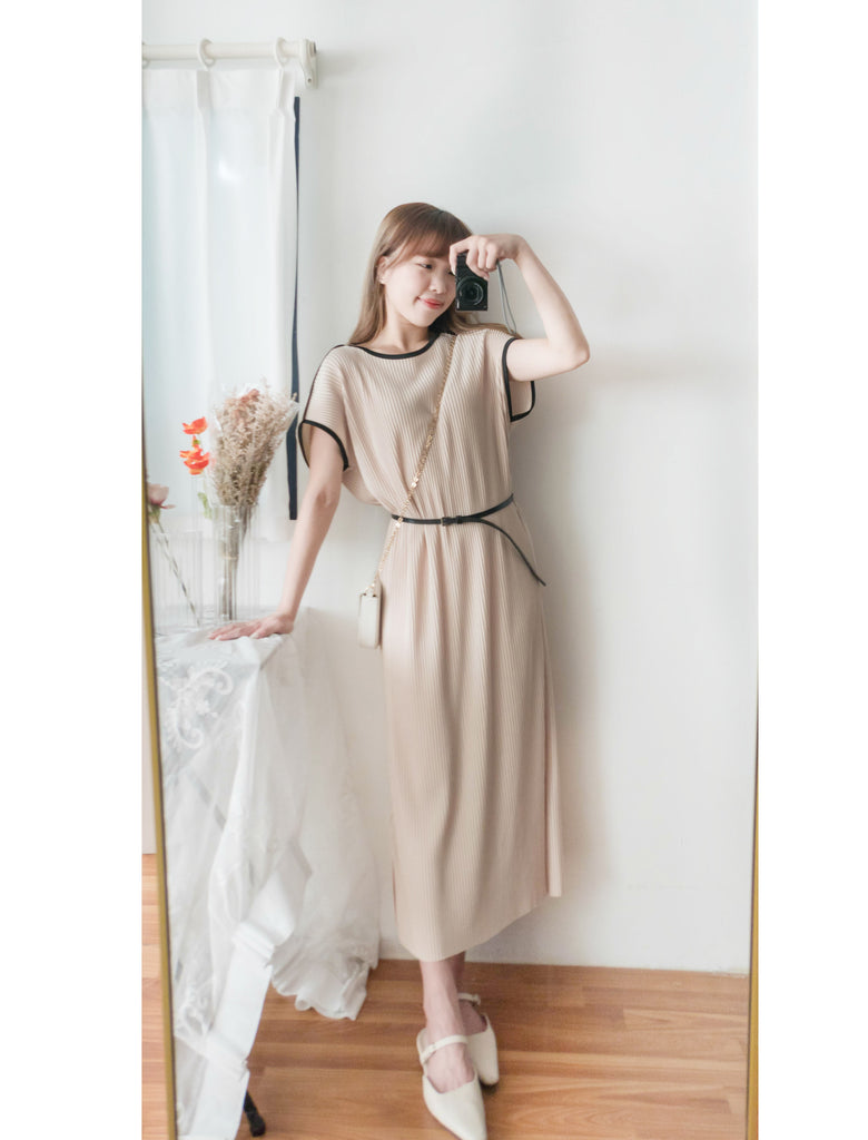 (BEIGE ONLY) Pleated Coco 輕優雅船領細百褶裙身闊鬆開叉, Dress/ DS9311