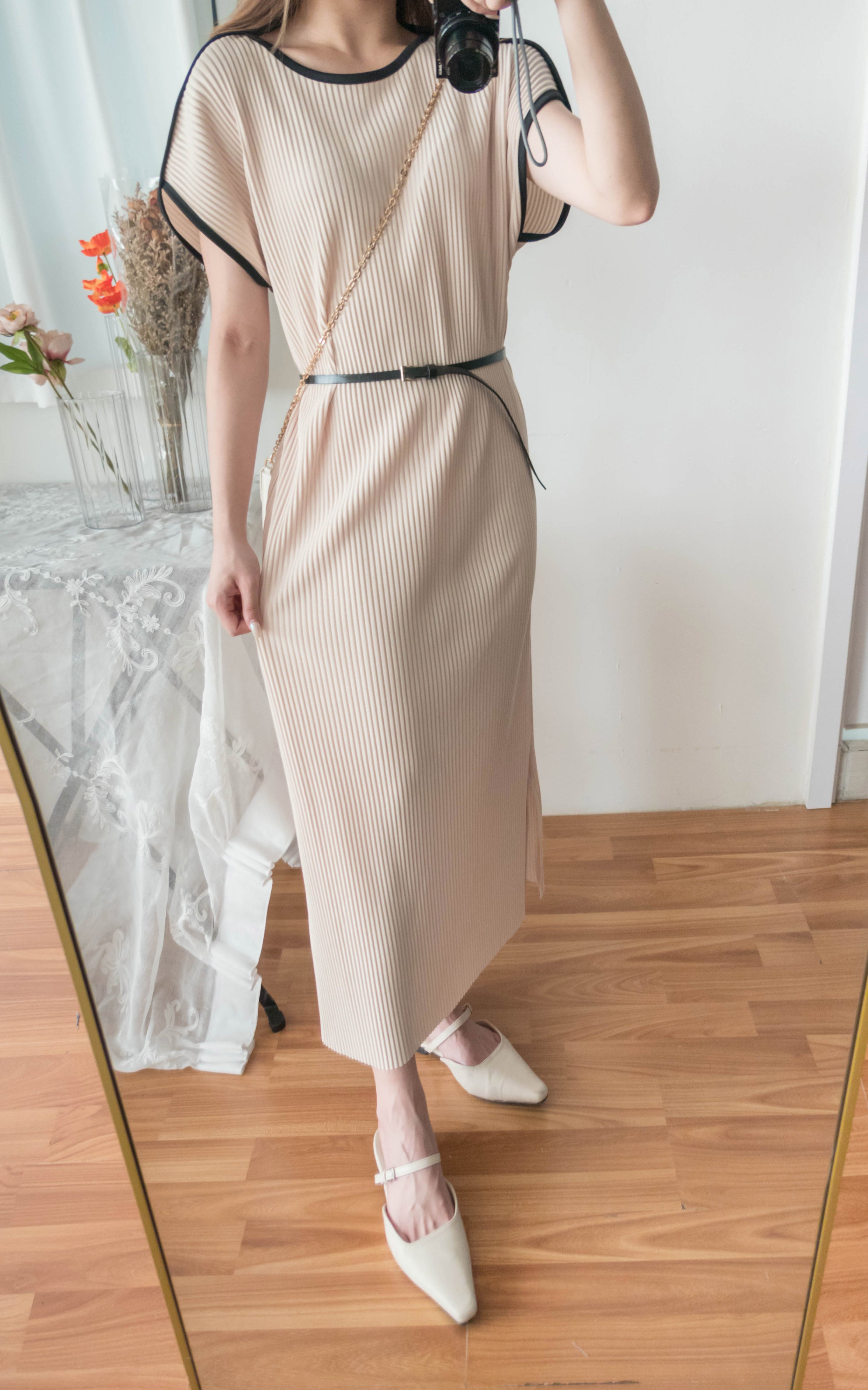 (BEIGE ONLY) Pleated Coco 輕優雅船領細百褶裙身闊鬆開叉, Dress/ DS9311