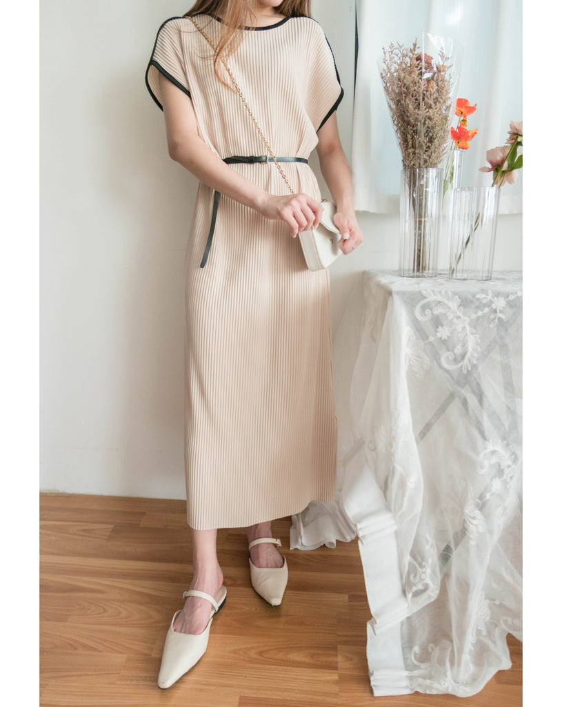 (BEIGE ONLY) Pleated Coco 輕優雅船領細百褶裙身闊鬆開叉, Dress/ DS9311