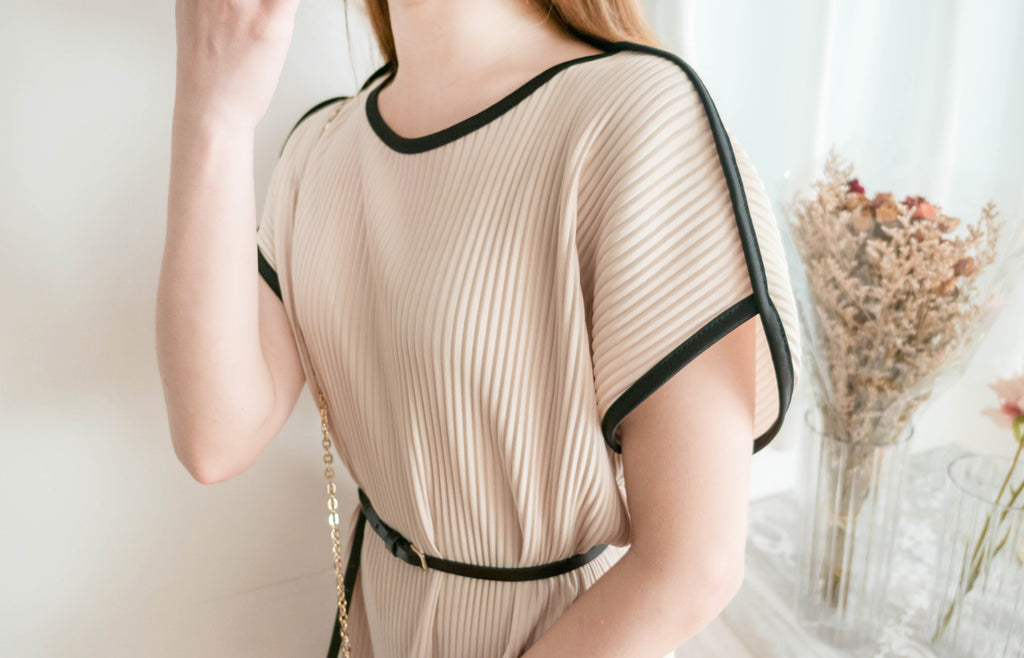 (BEIGE ONLY) Pleated Coco 輕優雅船領細百褶裙身闊鬆開叉, Dress/ DS9311