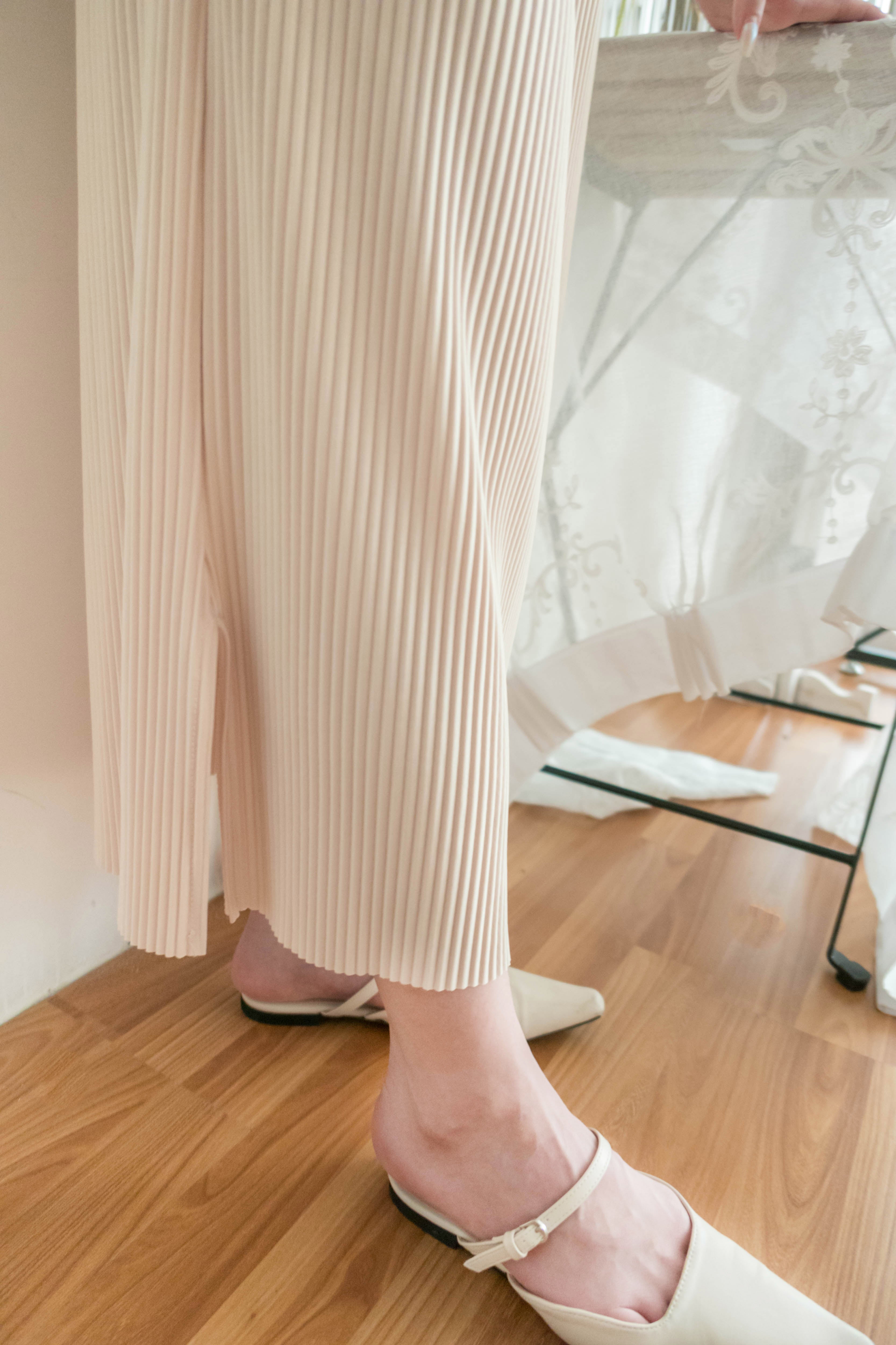(BEIGE ONLY) Pleated Coco 輕優雅船領細百褶裙身闊鬆開叉, Dress/ DS9311