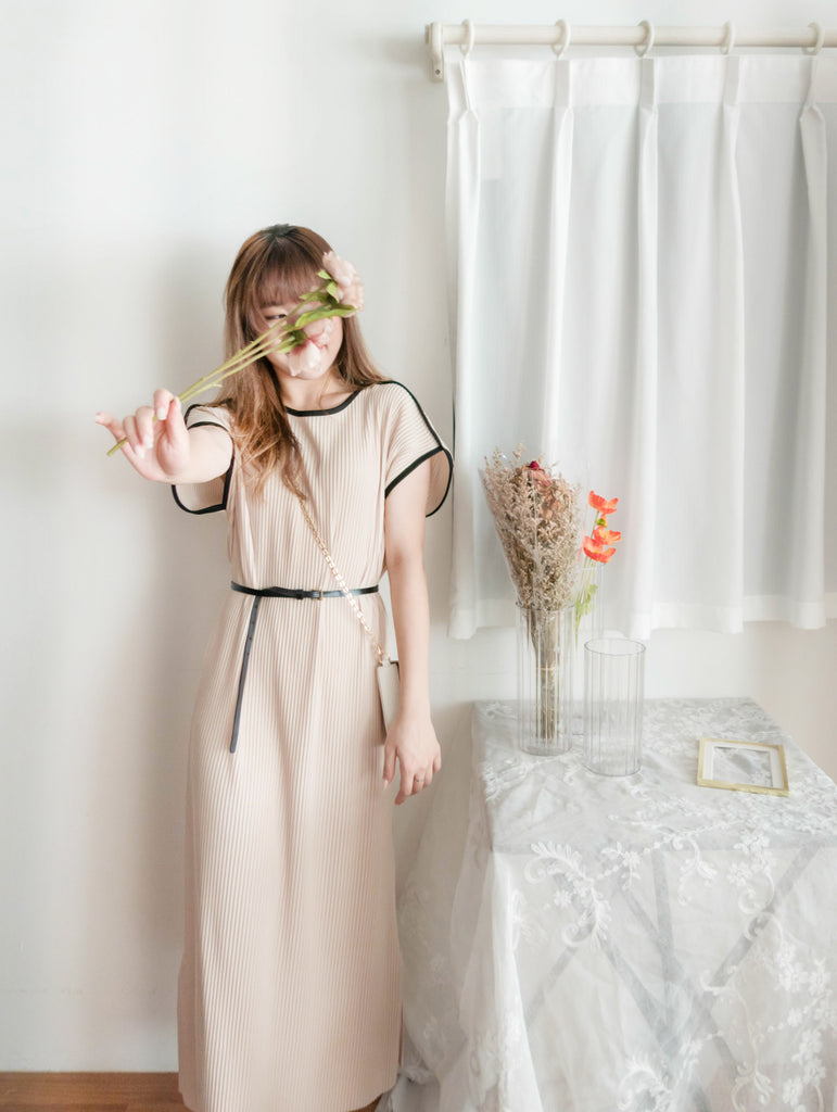 (BEIGE ONLY) Pleated Coco 輕優雅船領細百褶裙身闊鬆開叉, Dress/ DS9311